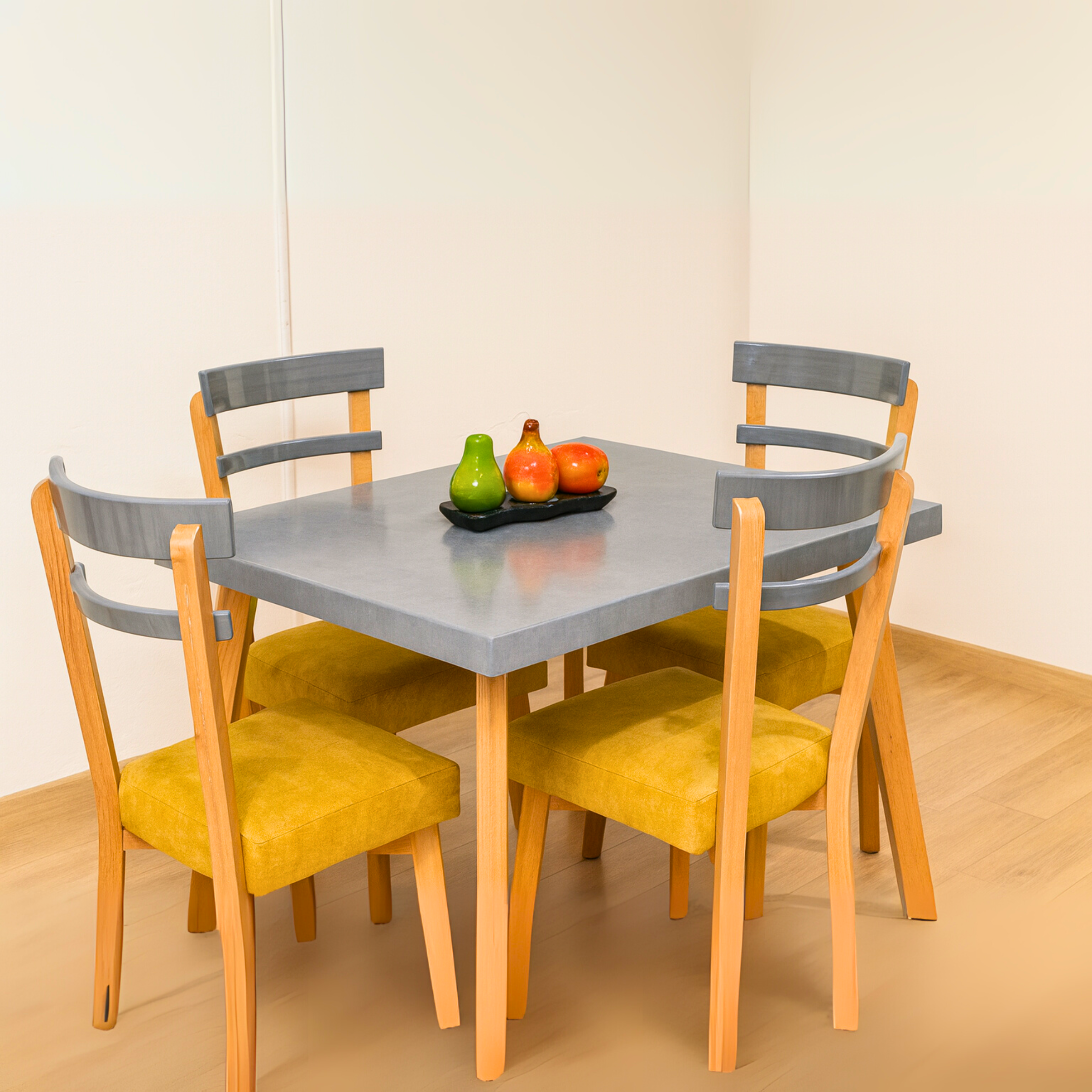 Ponny Gris , 4 puestos, Tapa Madera