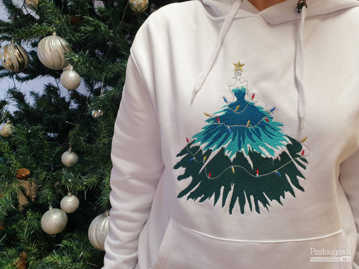 Kalėdinis megztinis su eglutės piešiniu