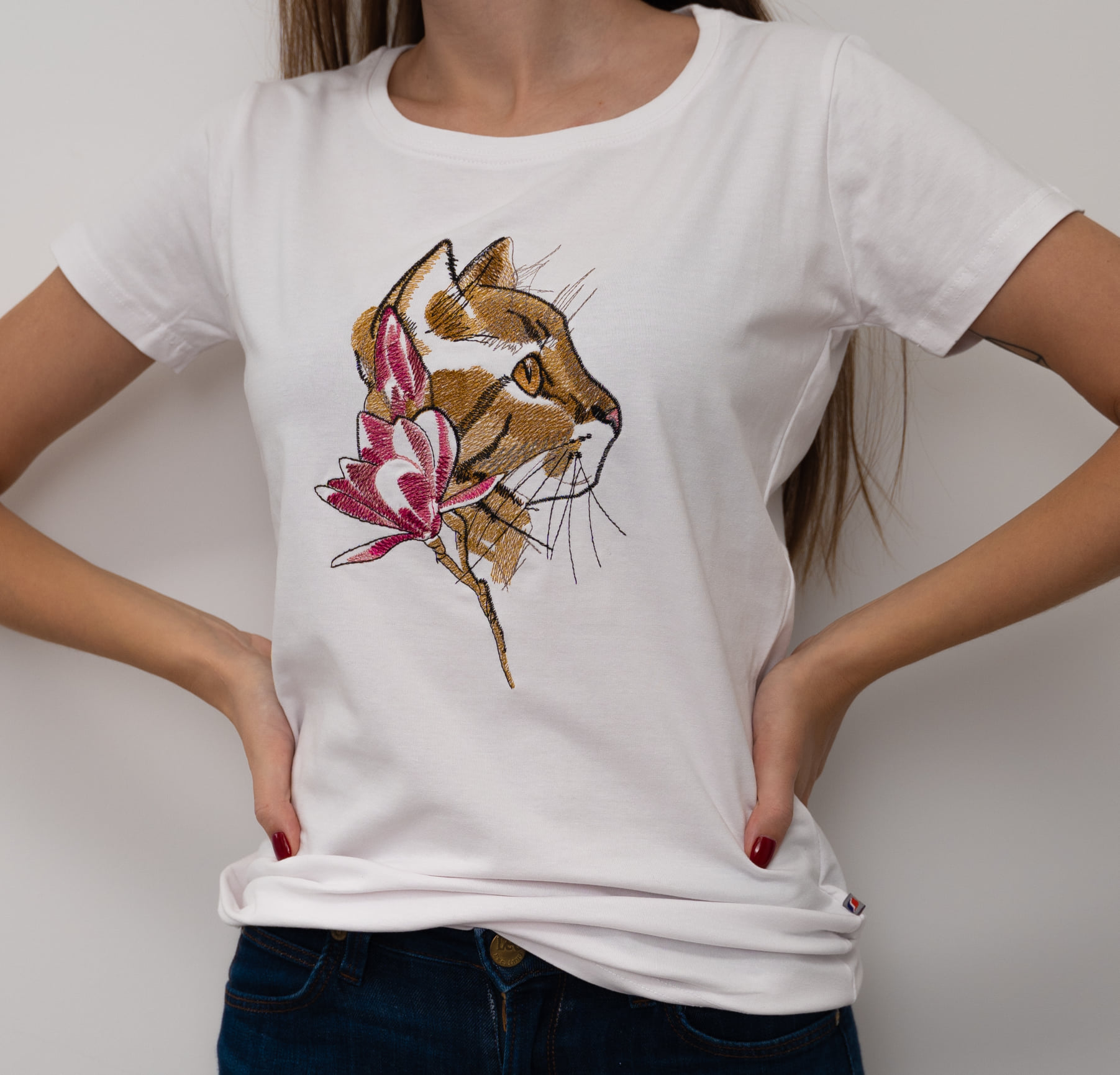 Balti marškinėliai su katės ir gėlės piešiniu