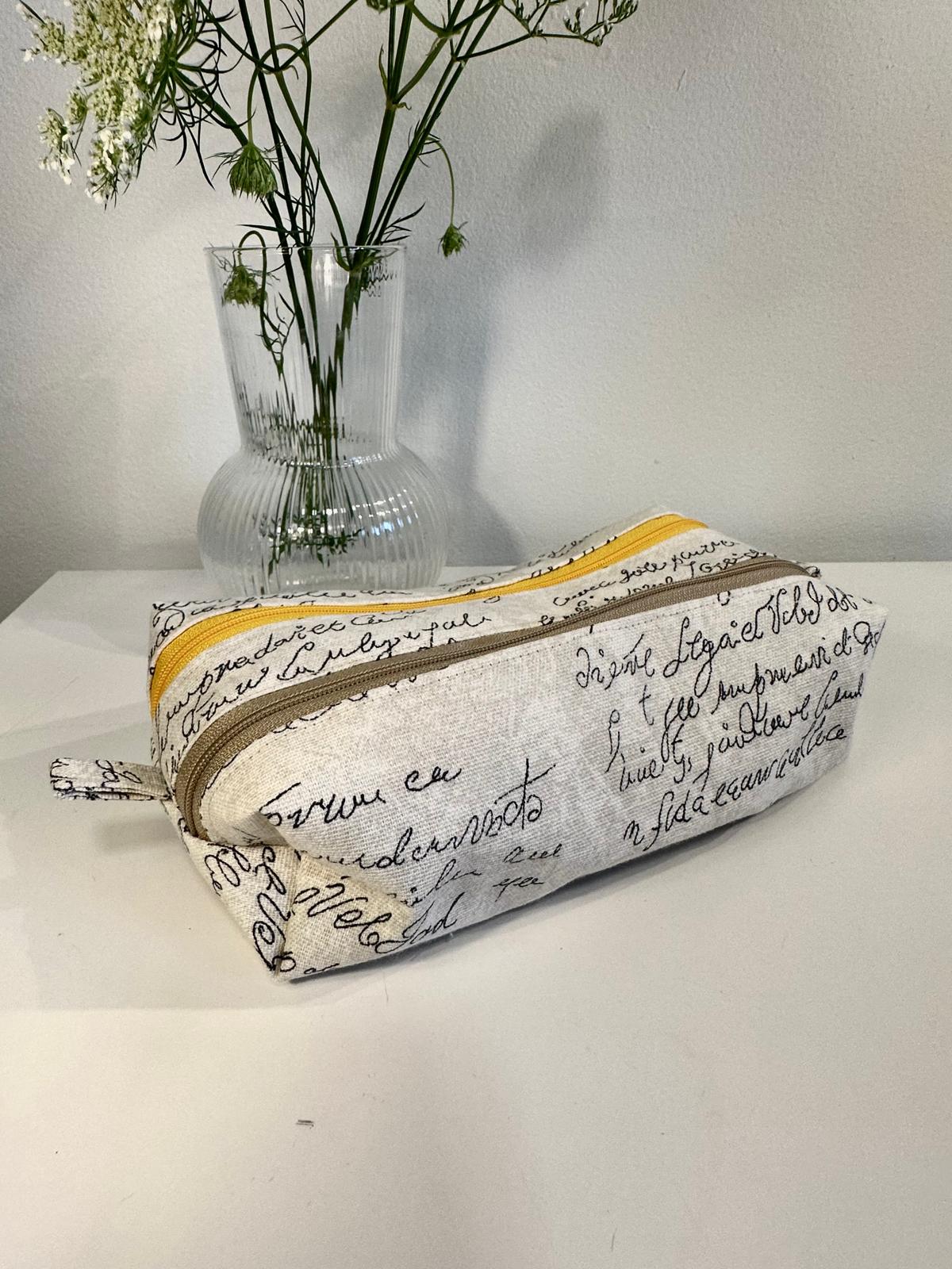 Trousse à motif calligraphié