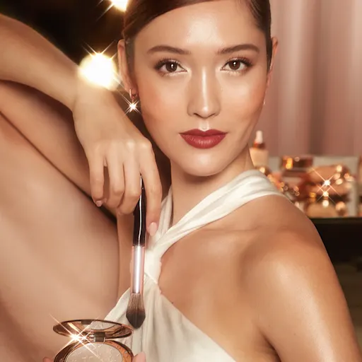 CHARLOTTE TILBURY  Hollywood Glow Glide Face Architect Highlighter - Moonlit Glow 