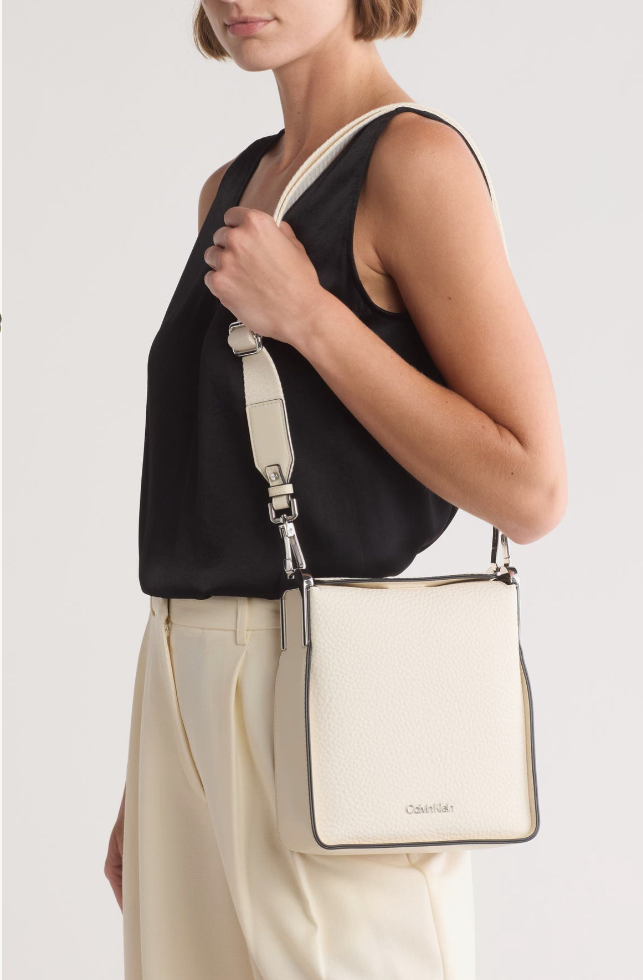 Calvin Klein. Bolso blanco
