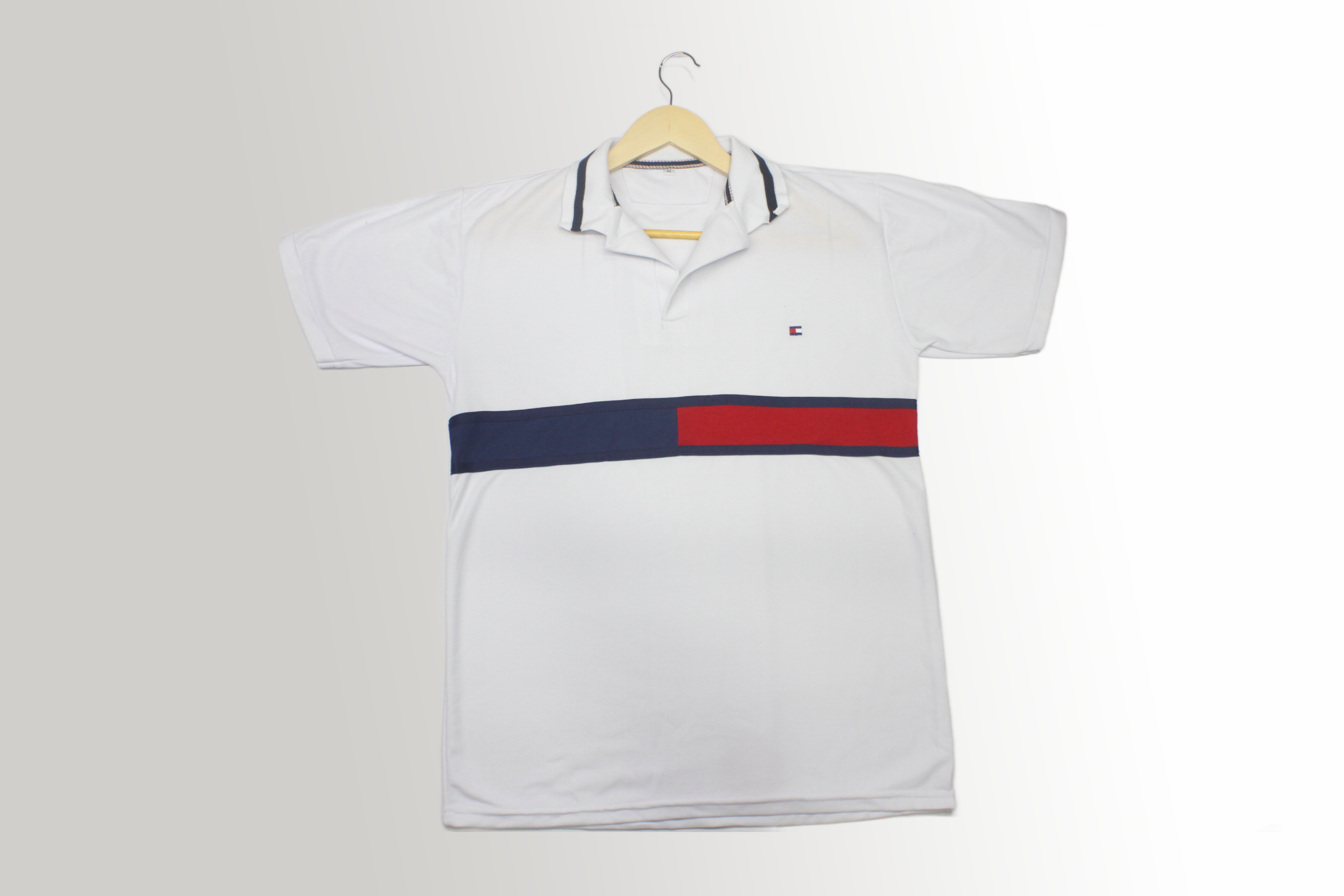 Polo con franja bicolor