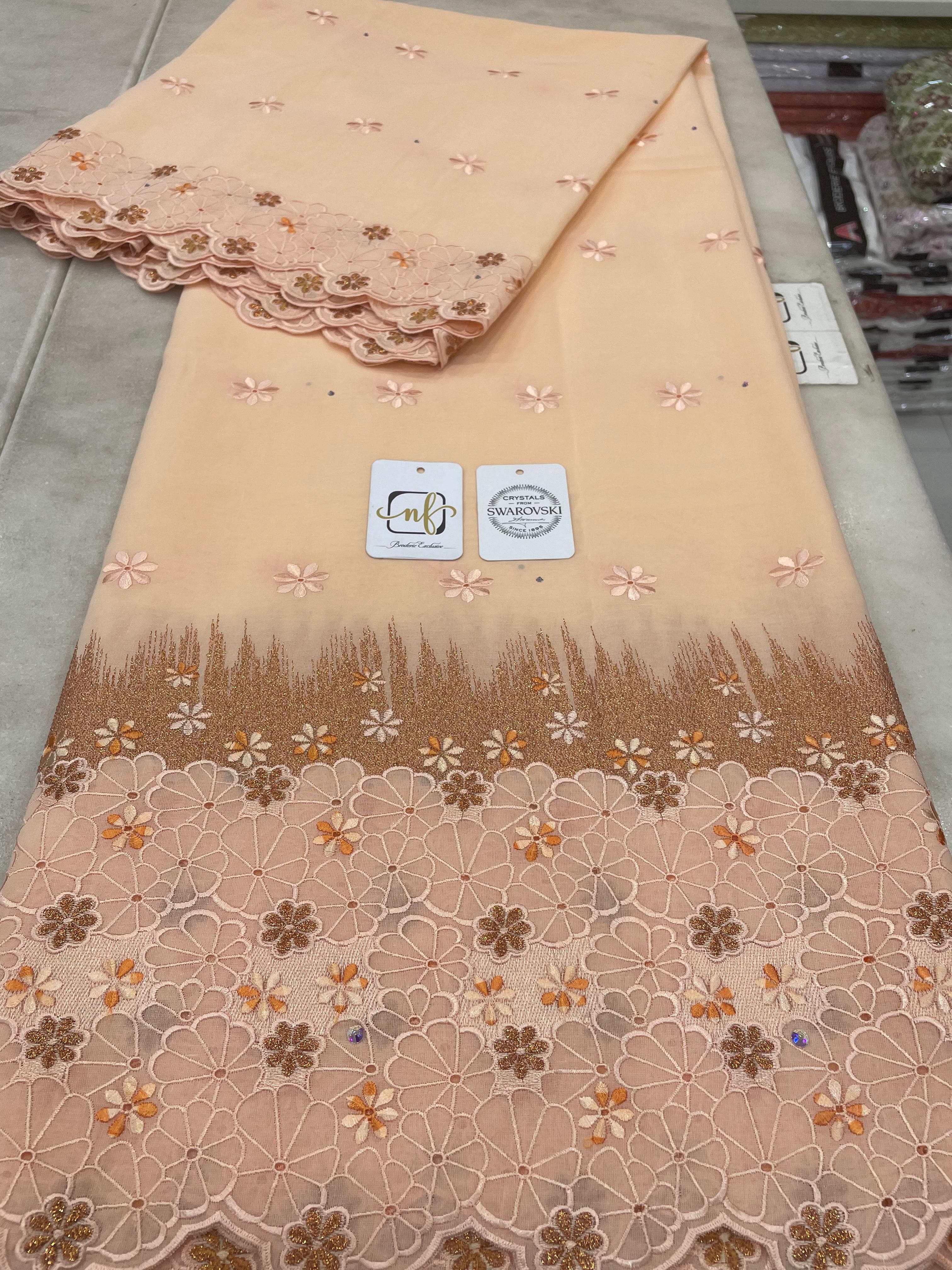 Tissu brodé beige pour robe