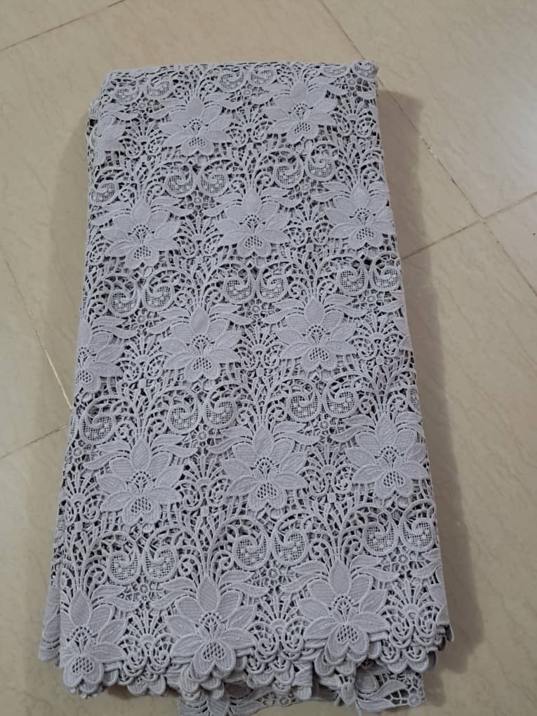 Tissu en dentelle grise