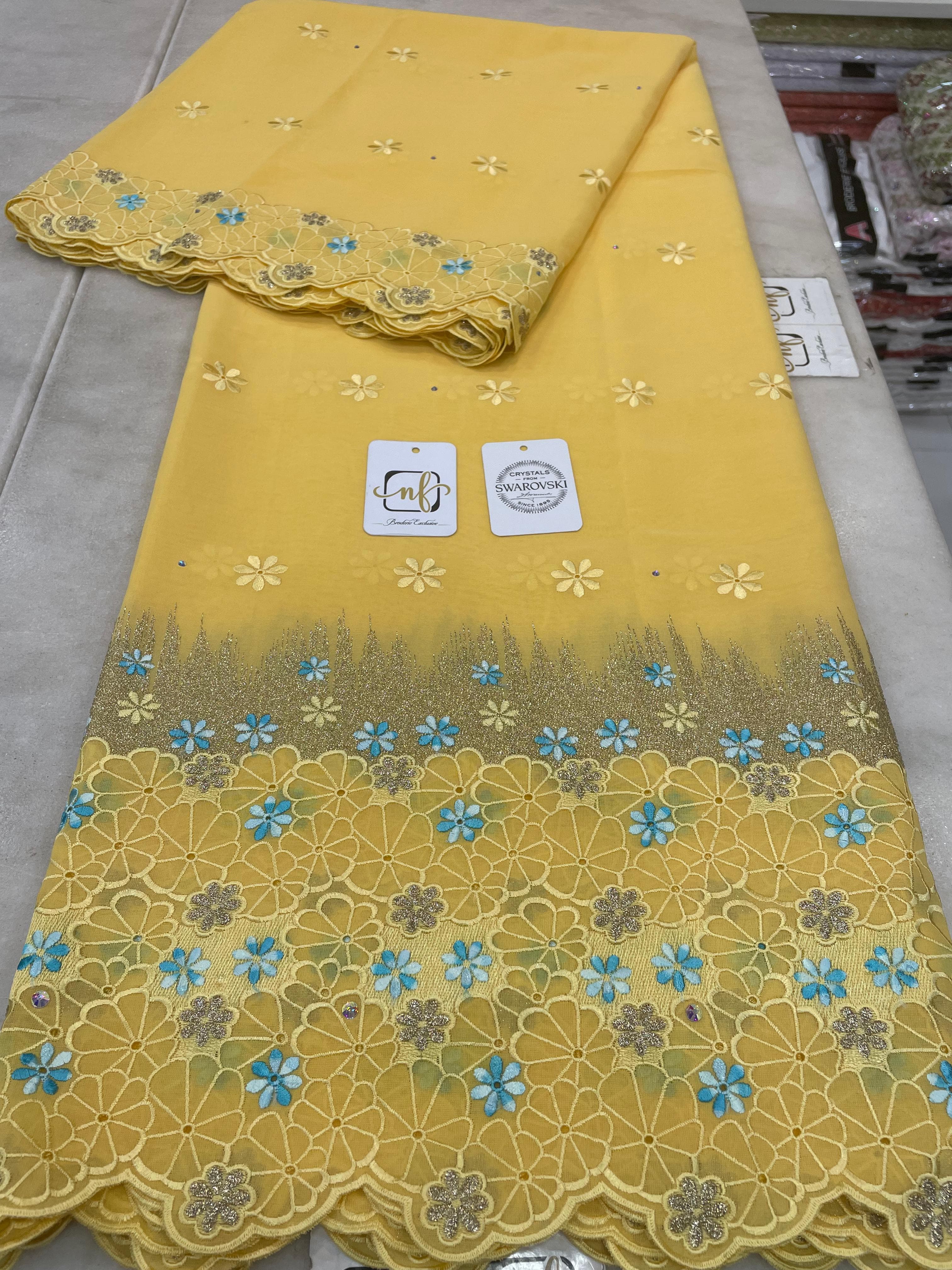 Tissu brodé jaune