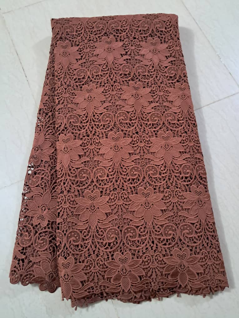 Tissu en dentelle marron