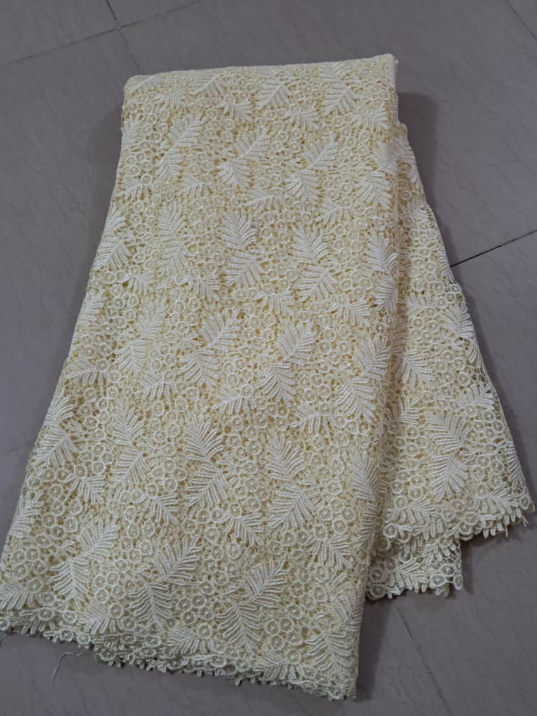 Tissu en dentelle crème