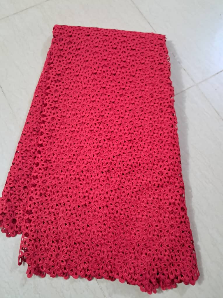 Tissu en dentelle rouge