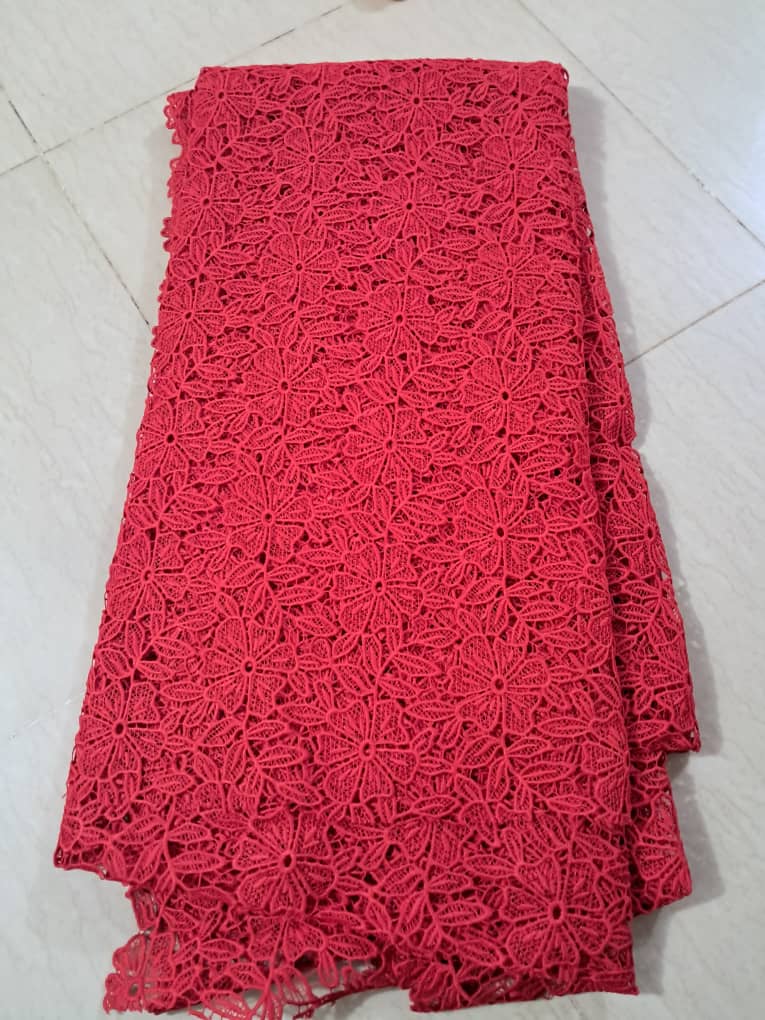 Tissu en dentelle rouge