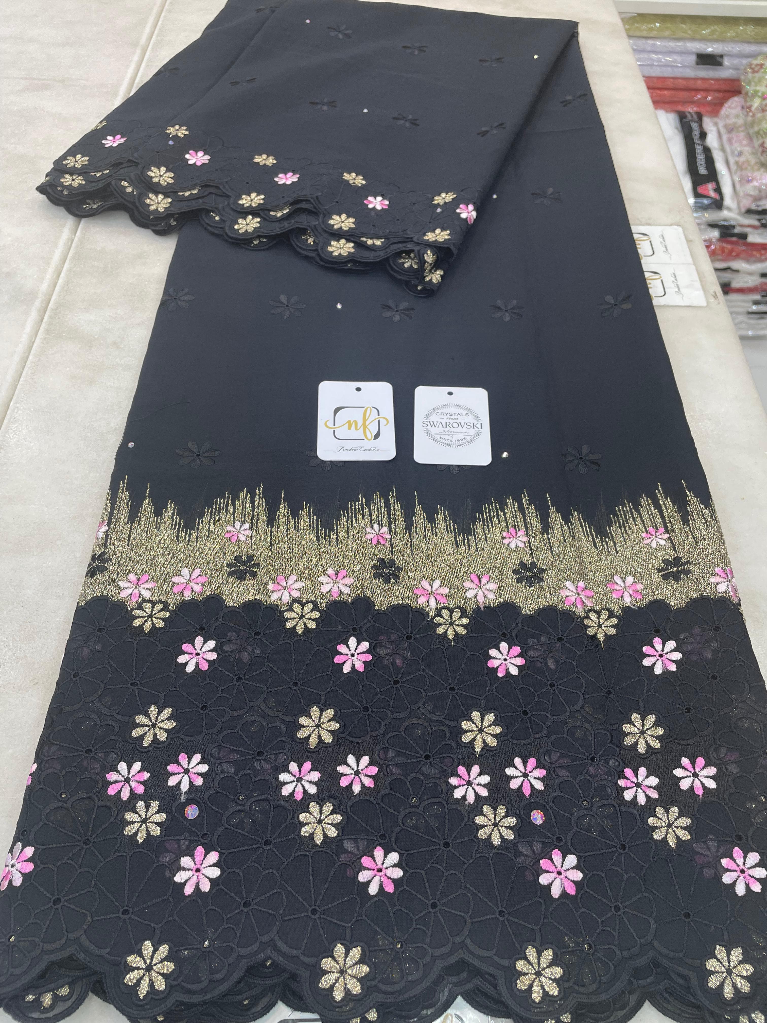 Tissu brodé noir avec fleurs