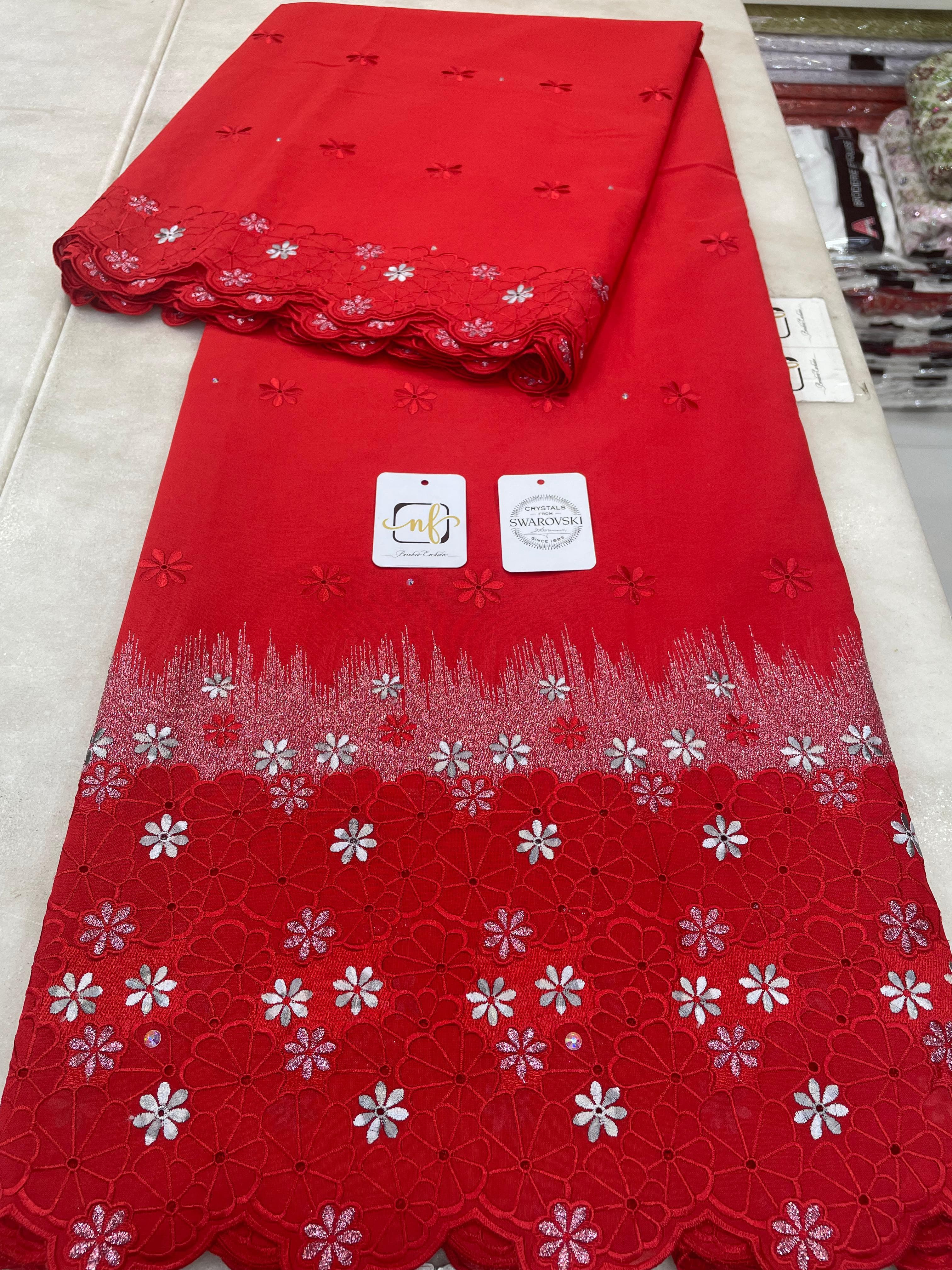 Tissu brodé rouge