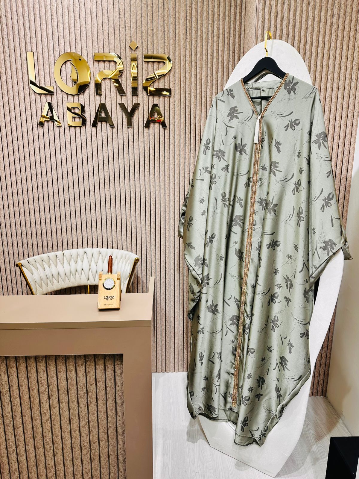 Abaya grise à motifs floraux