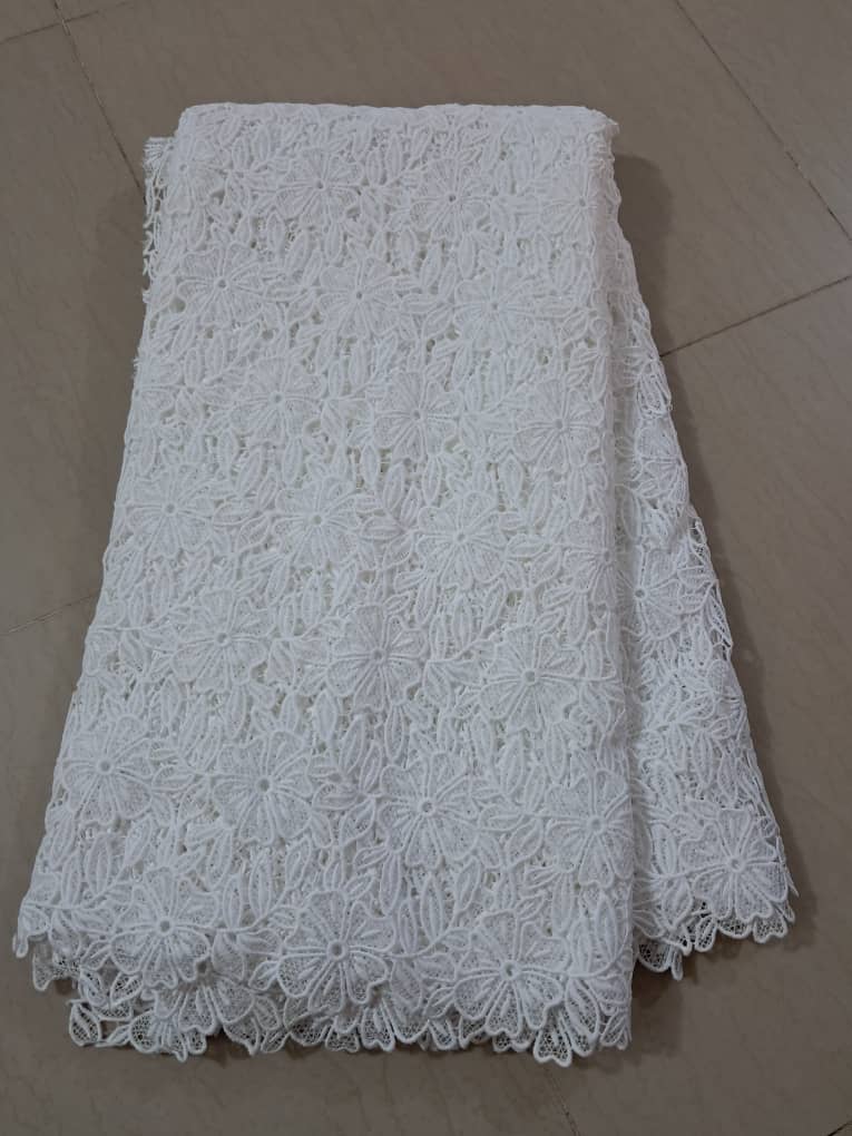 Tissu en dentelle blanche