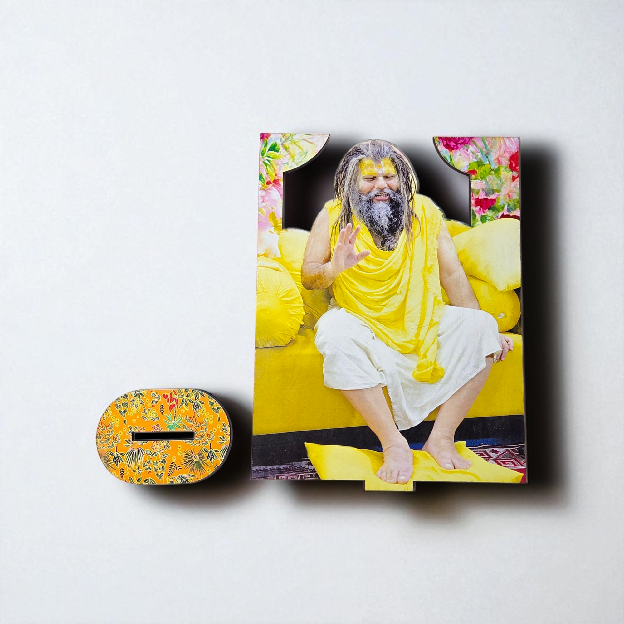 श्री प्रेमानंद जी महाराज – पावन स्नेहासन टेबलटॉप स्टैंडी (Shri Premanand Ji Maharaj – Yellow Blessing Seat Tabletop Standee)
