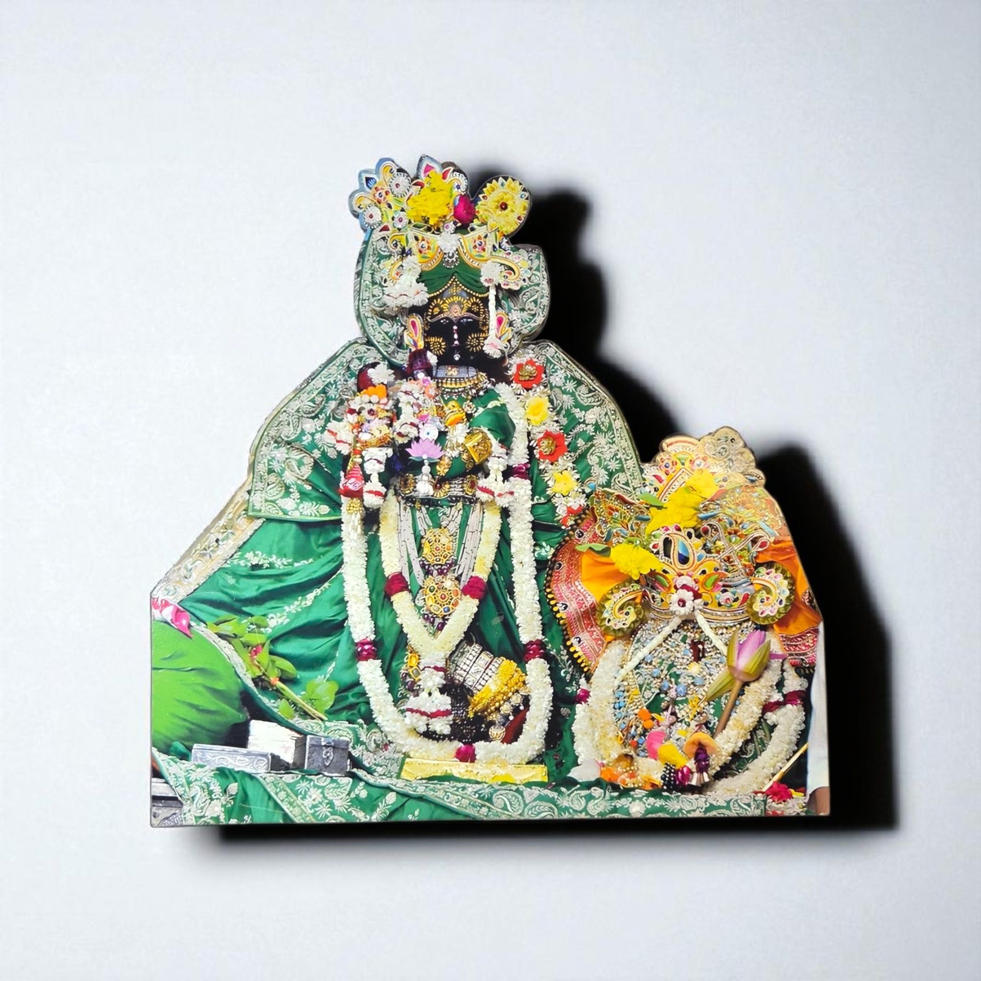 श्री द्वारकाधीश जी (Shri Dwarkadhish Ji – Elegant Green Garland Darshan Tabletop Standee)