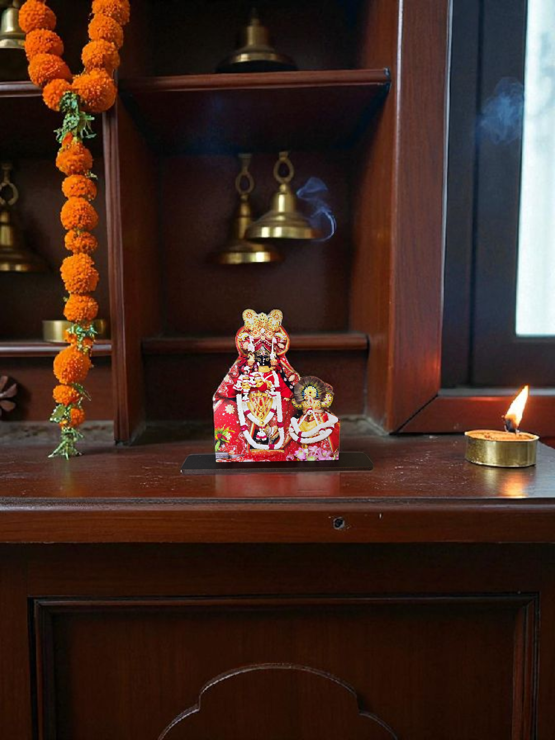 श्री द्वारकाधीश जी – लाल अंग वस्त्र एवं पुष्प माला टेबलटॉप (Shri Dwarkadhish Ji – Red Attire & Garland Tabletop Standee)