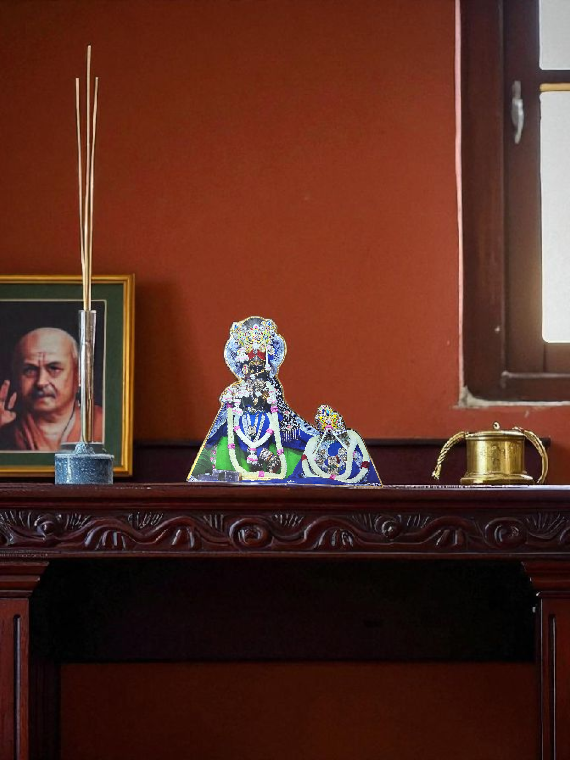 श्री द्वारकाधीश जी टेबलटॉप स्टैंडी (Shri Dwarkadhish Ji – Garland Adorned Tabletop Standee)