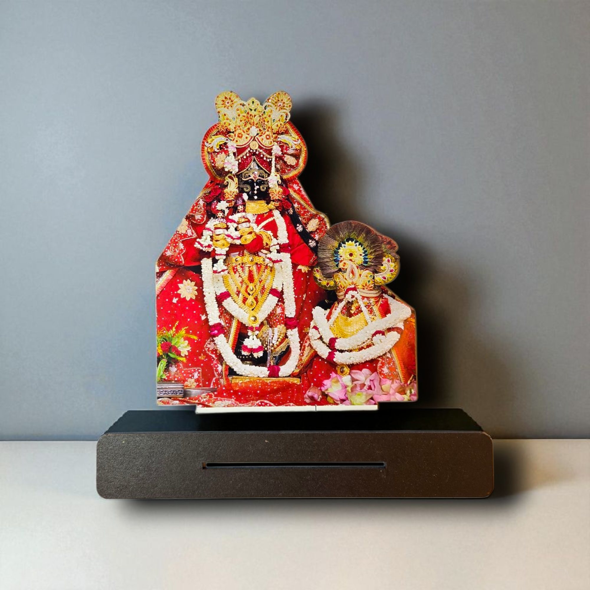 श्री द्वारकाधीश जी – लाल अंग वस्त्र एवं पुष्प माला टेबलटॉप (Shri Dwarkadhish Ji – Red Attire & Garland Tabletop Standee)