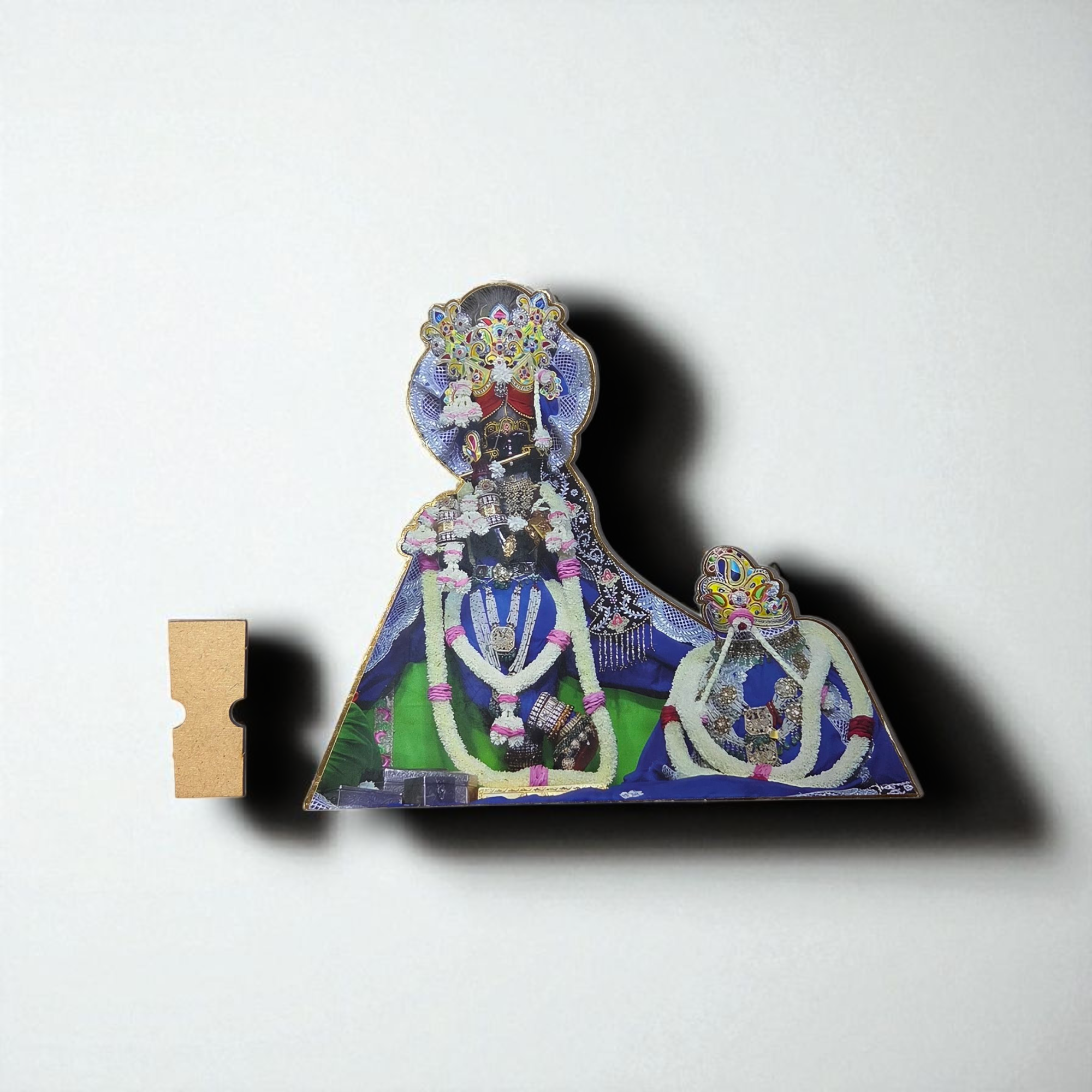 श्री द्वारकाधीश जी टेबलटॉप स्टैंडी (Shri Dwarkadhish Ji – Garland Adorned Tabletop Standee)