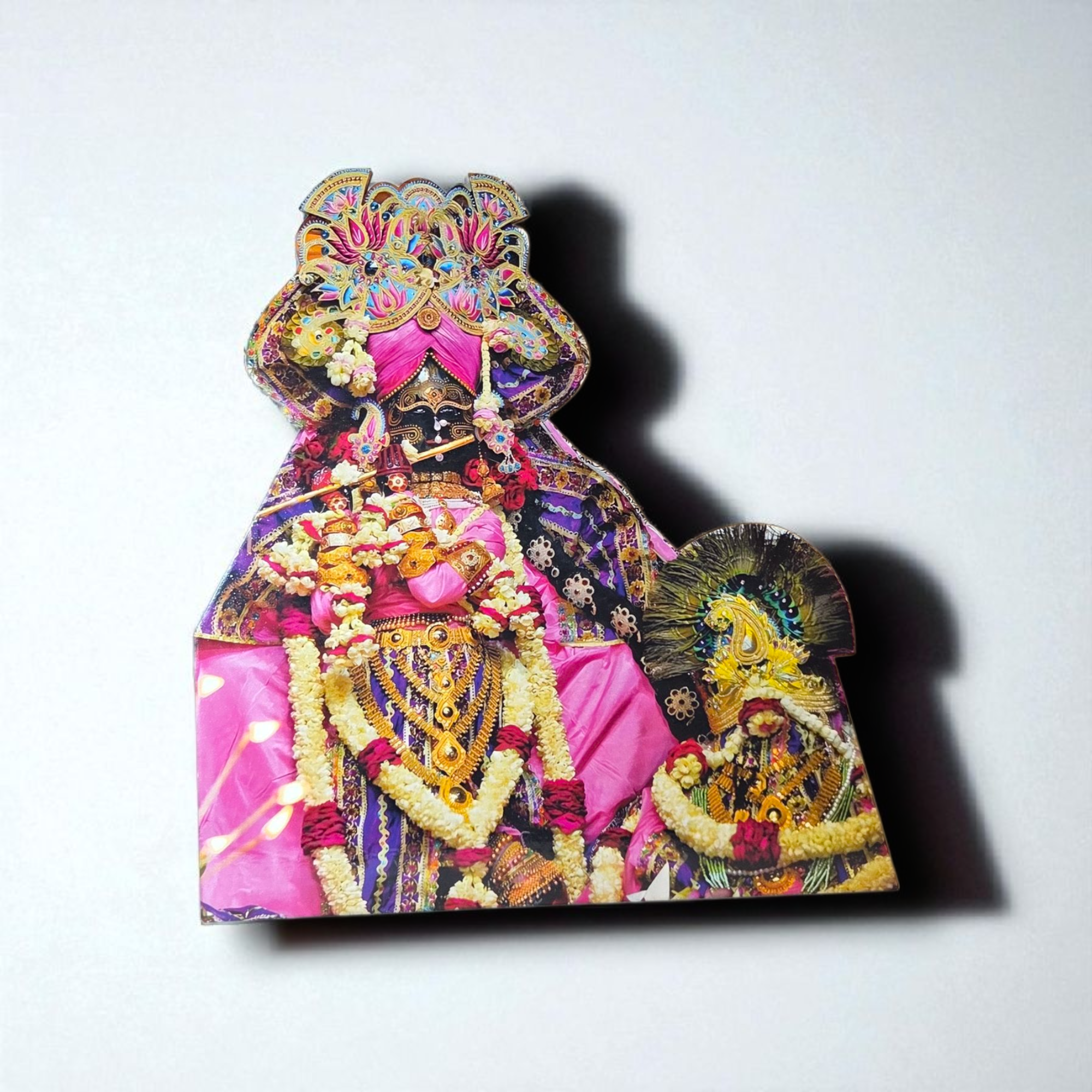 श्री द्वारकाधीश जी – रजत अंग वस्त्र एवं पुष्प माला टेबलटॉप (Shri Dwarkadhish Ji – Pink Attire & Garland Tabletop Standee)