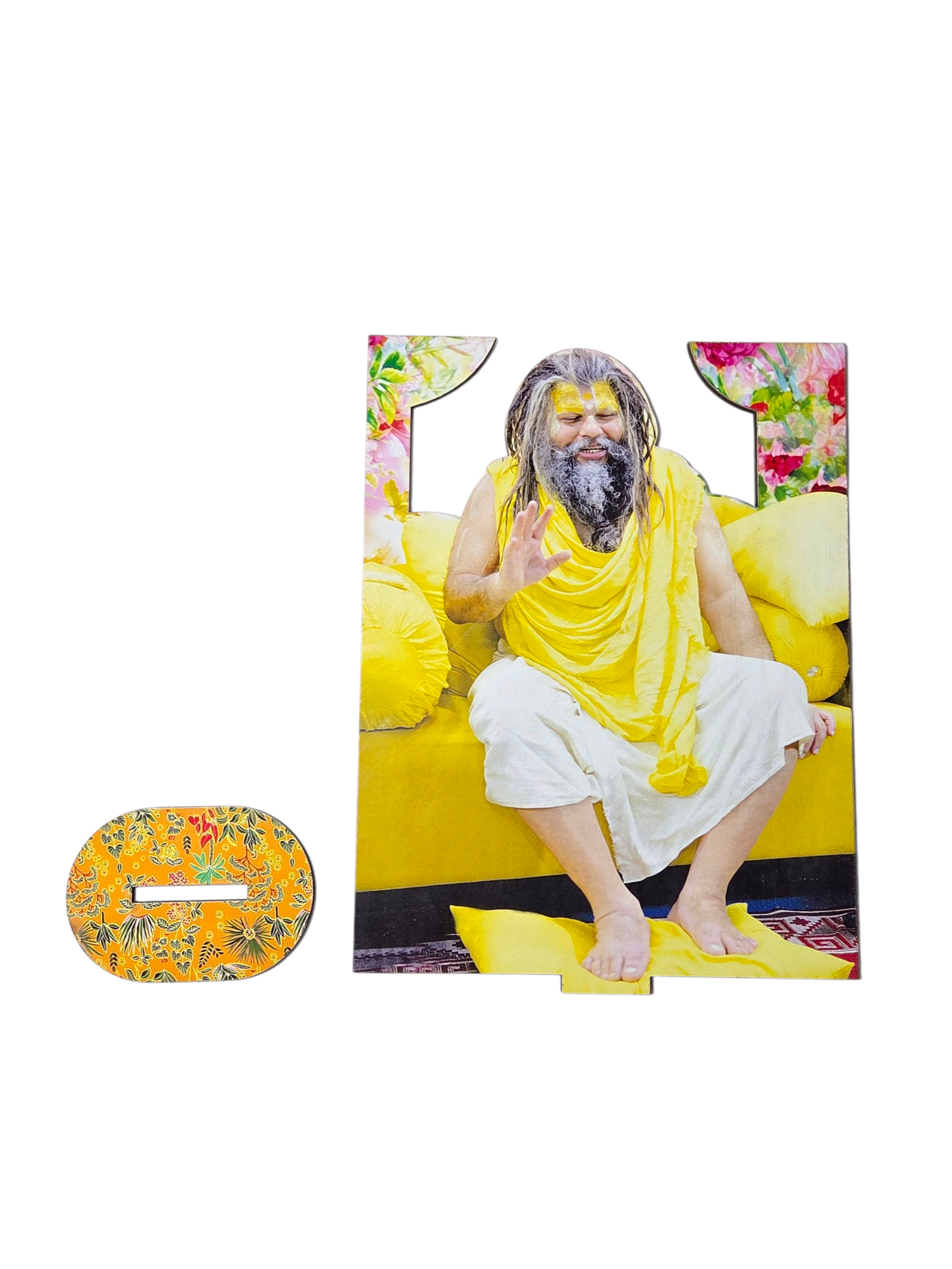 श्री प्रेमानंद जी महाराज – पावन स्नेहासन टेबलटॉप स्टैंडी (Shri Premanand Ji Maharaj – Yellow Blessing Seat Tabletop Standee)