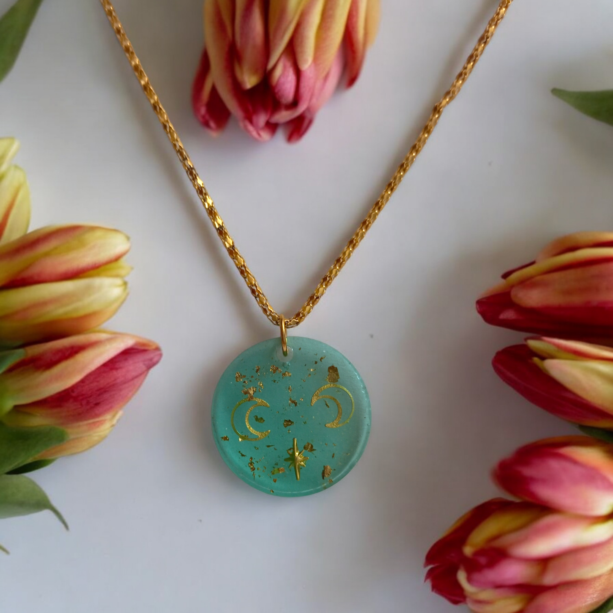 Colgantes en Resina – Amuletos Únicos para Tu Energía y Tu Camino