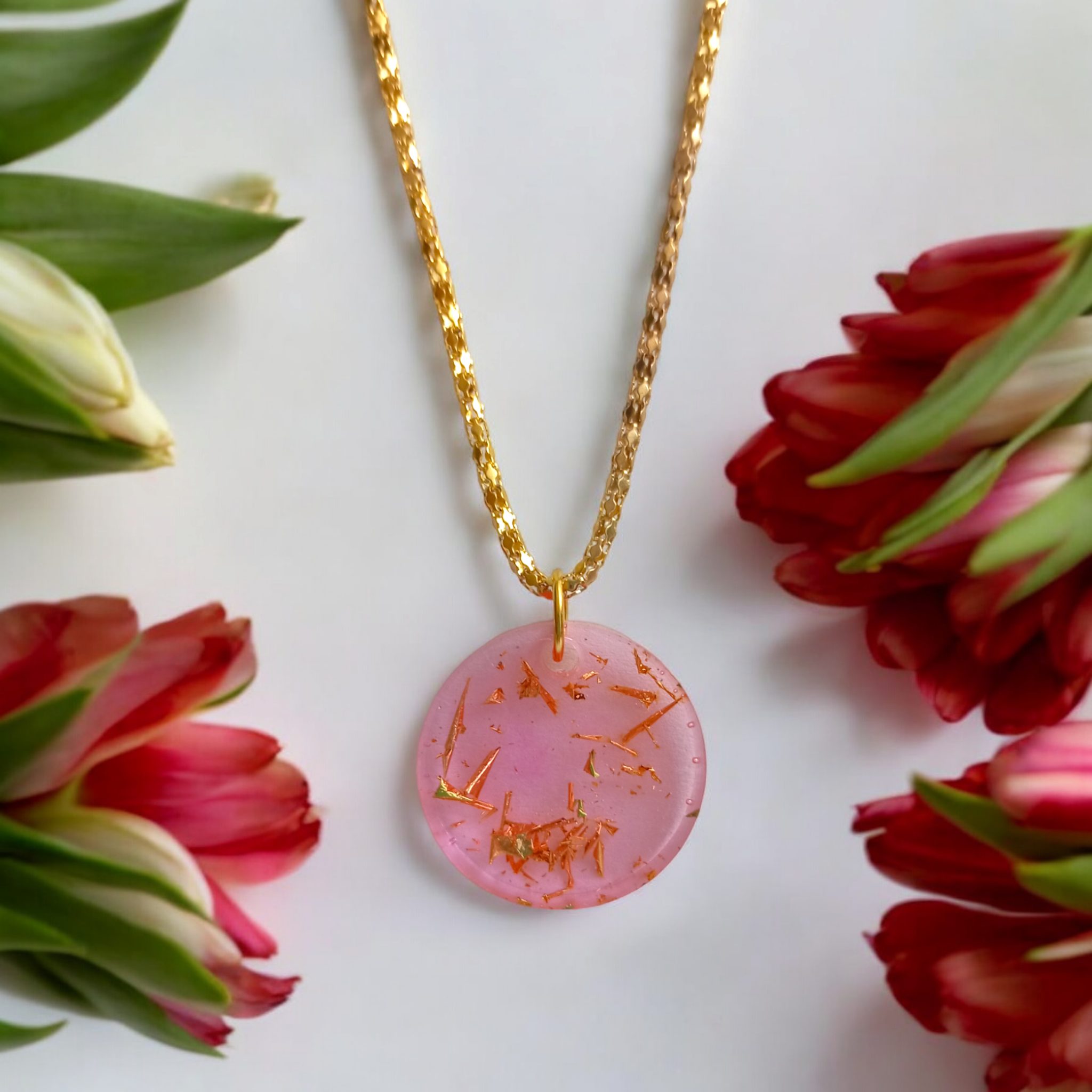 Colgantes en Resina – Amuletos Únicos para Tu Energía y Tu Camino