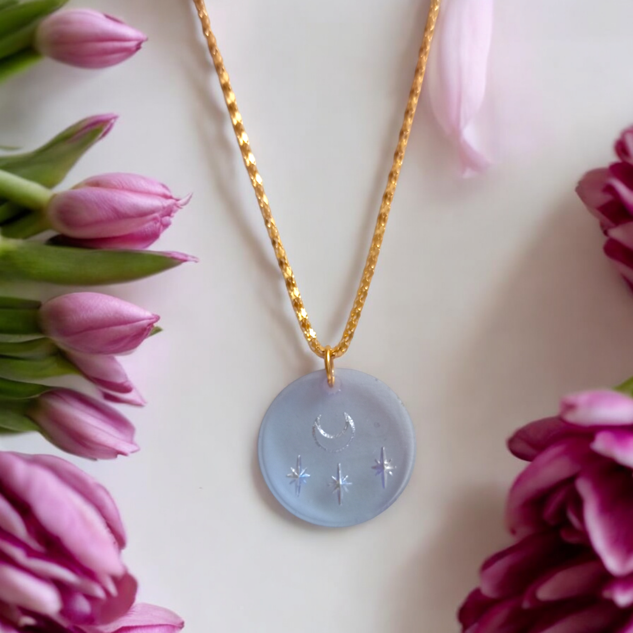 Colgantes en Resina – Amuletos Únicos para Tu Energía y Tu Camino