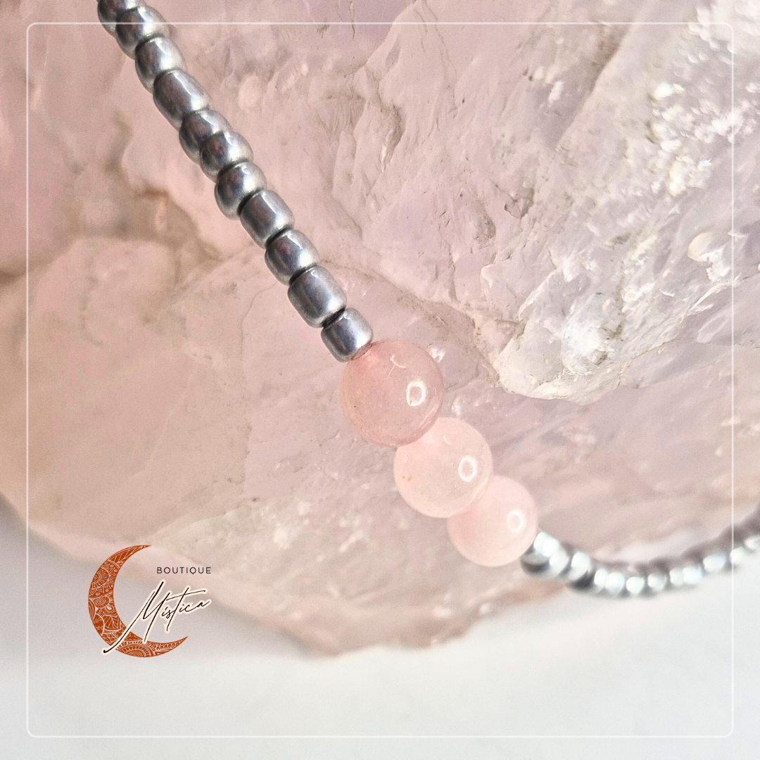 Gargantilha “Três Suspiros de Vênus” – Quartzo Rosa e Miçangas Prateadas