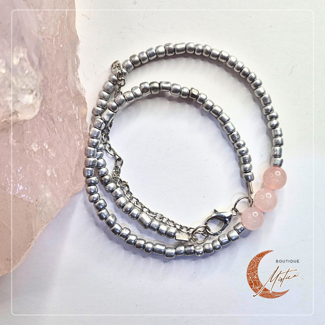 Gargantilha “Três Suspiros de Vênus” – Quartzo Rosa e Miçangas Prateadas