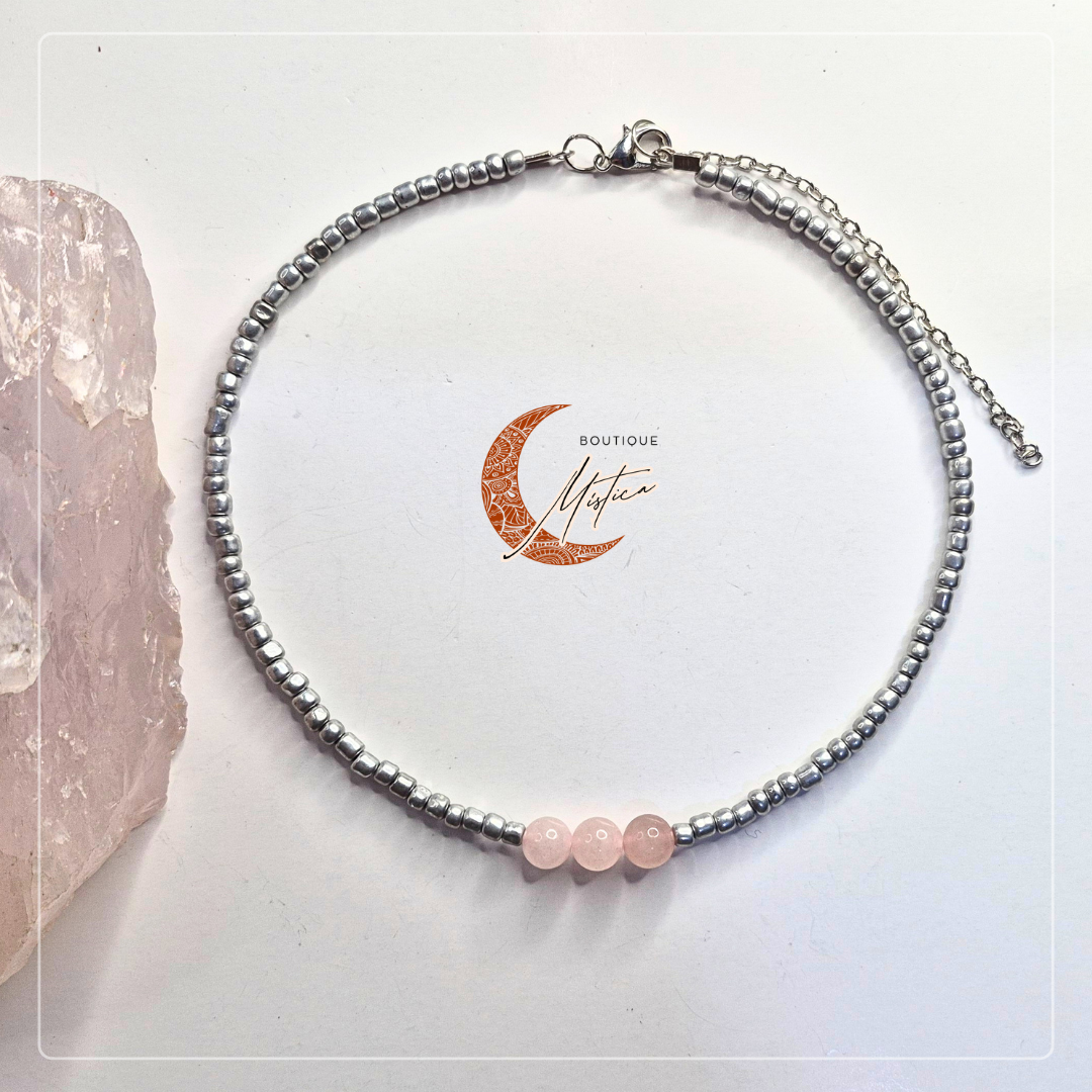 Gargantilha “Três Suspiros de Vênus” – Quartzo Rosa e Miçangas Prateadas