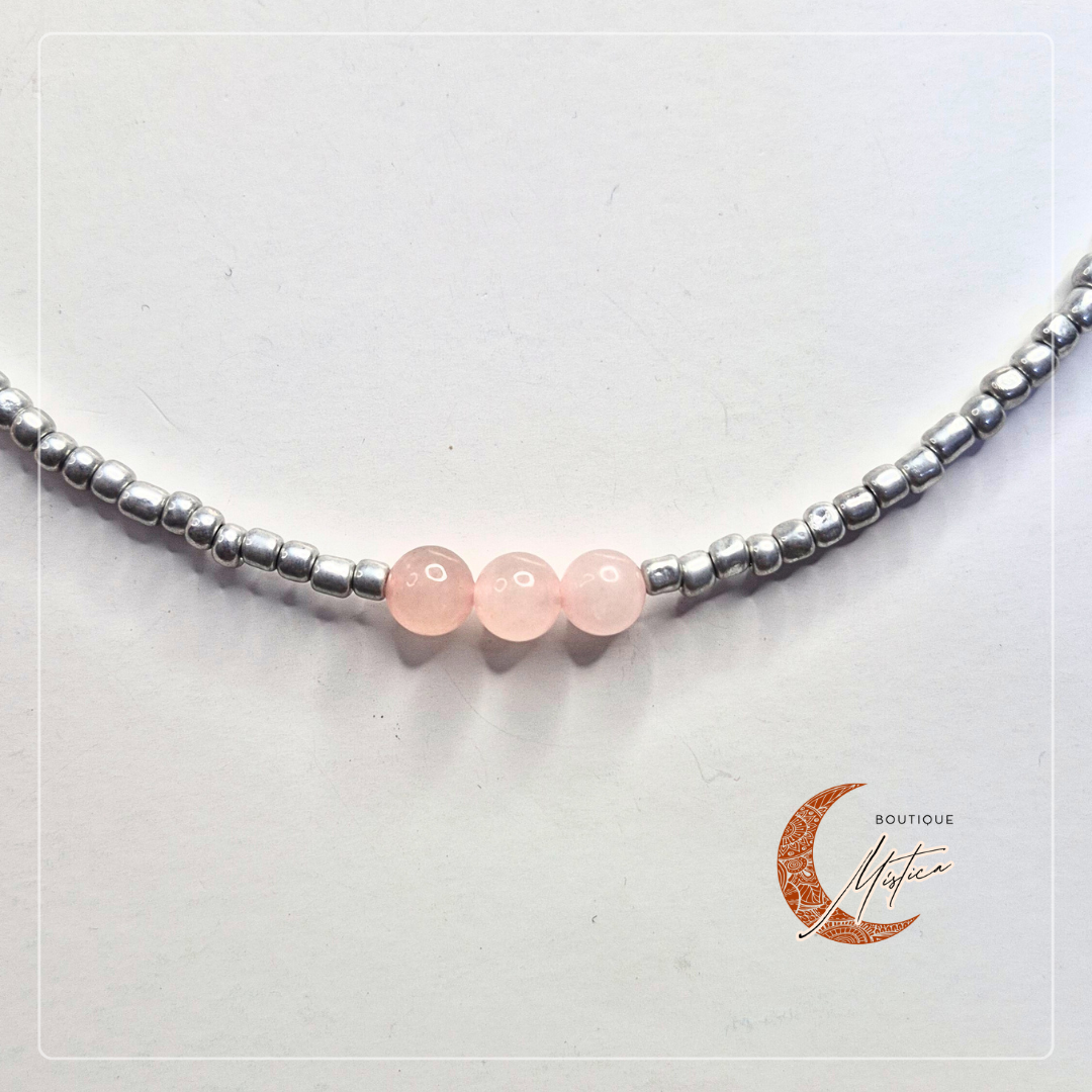 Gargantilha “Três Suspiros de Vênus” – Quartzo Rosa e Miçangas Prateadas