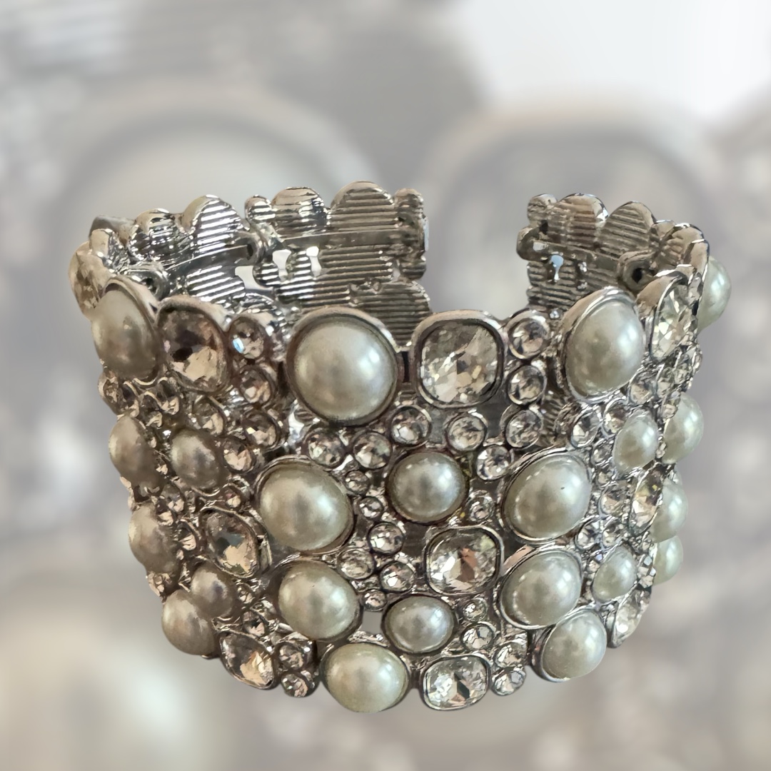 Elegant Pearl and Crystal Bracelet