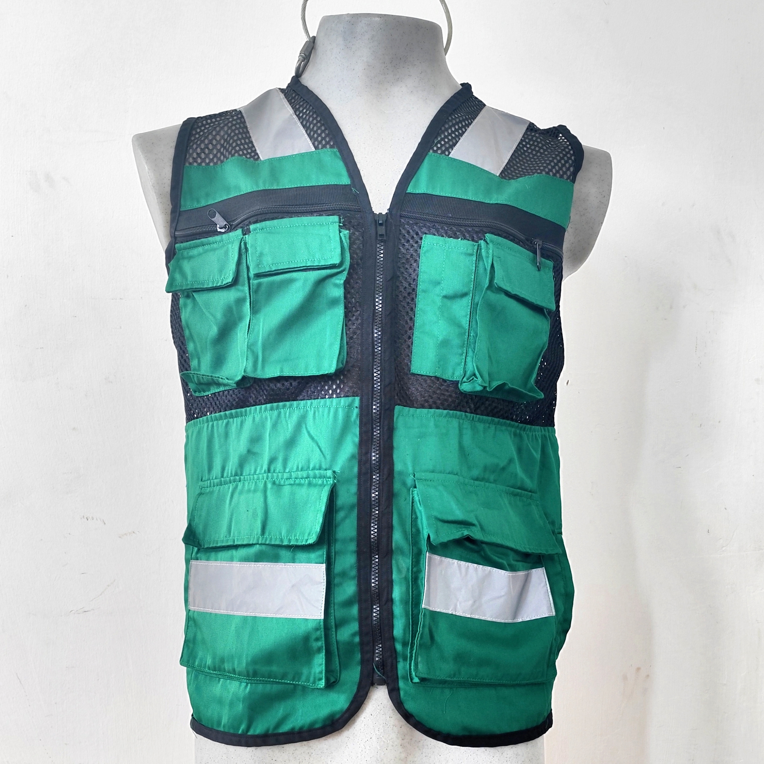 CHALECO MODELO CAZADOR TALLAS CH, M, G Y EG COLOR VERDE BANDERA