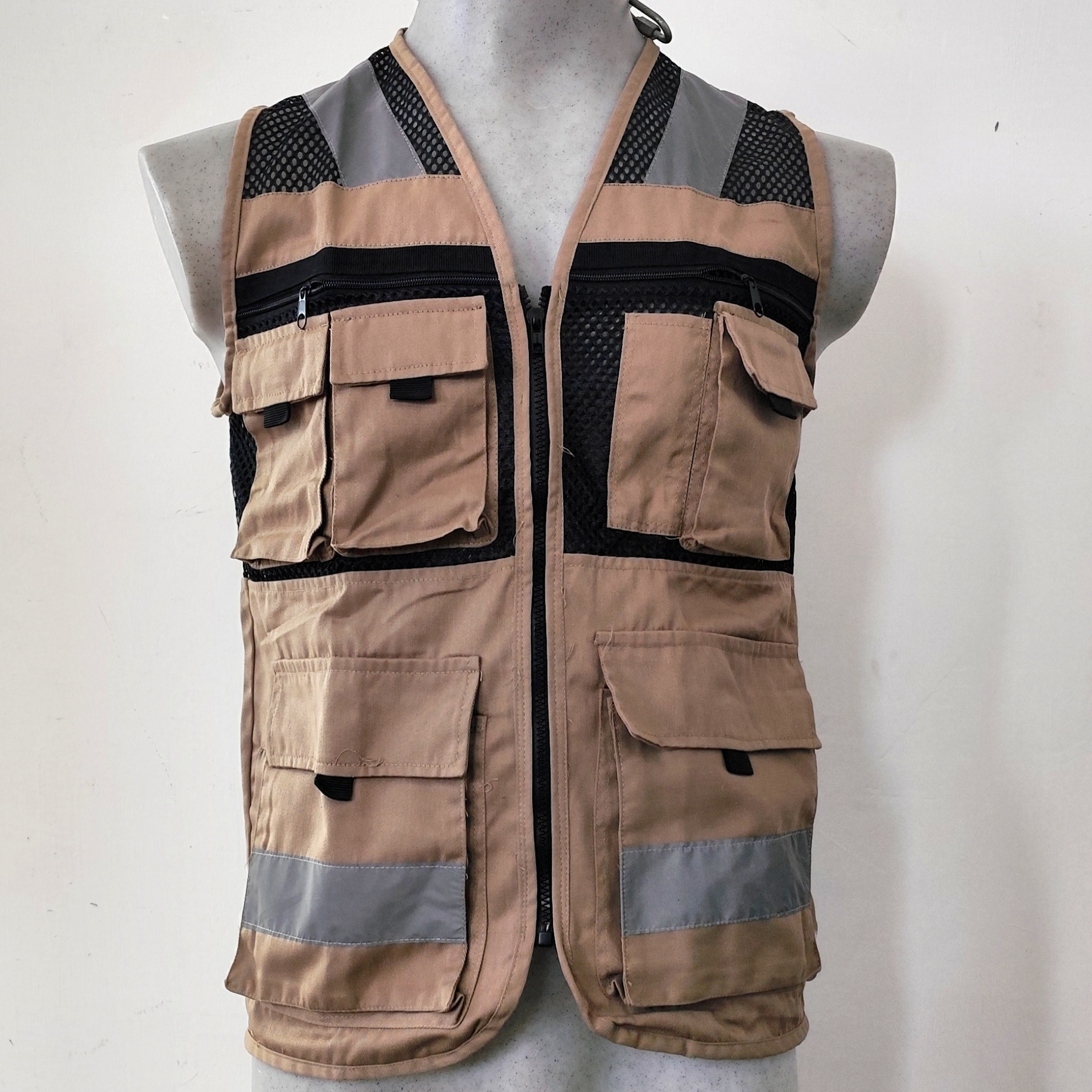 CHALECO MODELO CAZADOR TALLAS CH, M, G Y EG COLOR KAKI