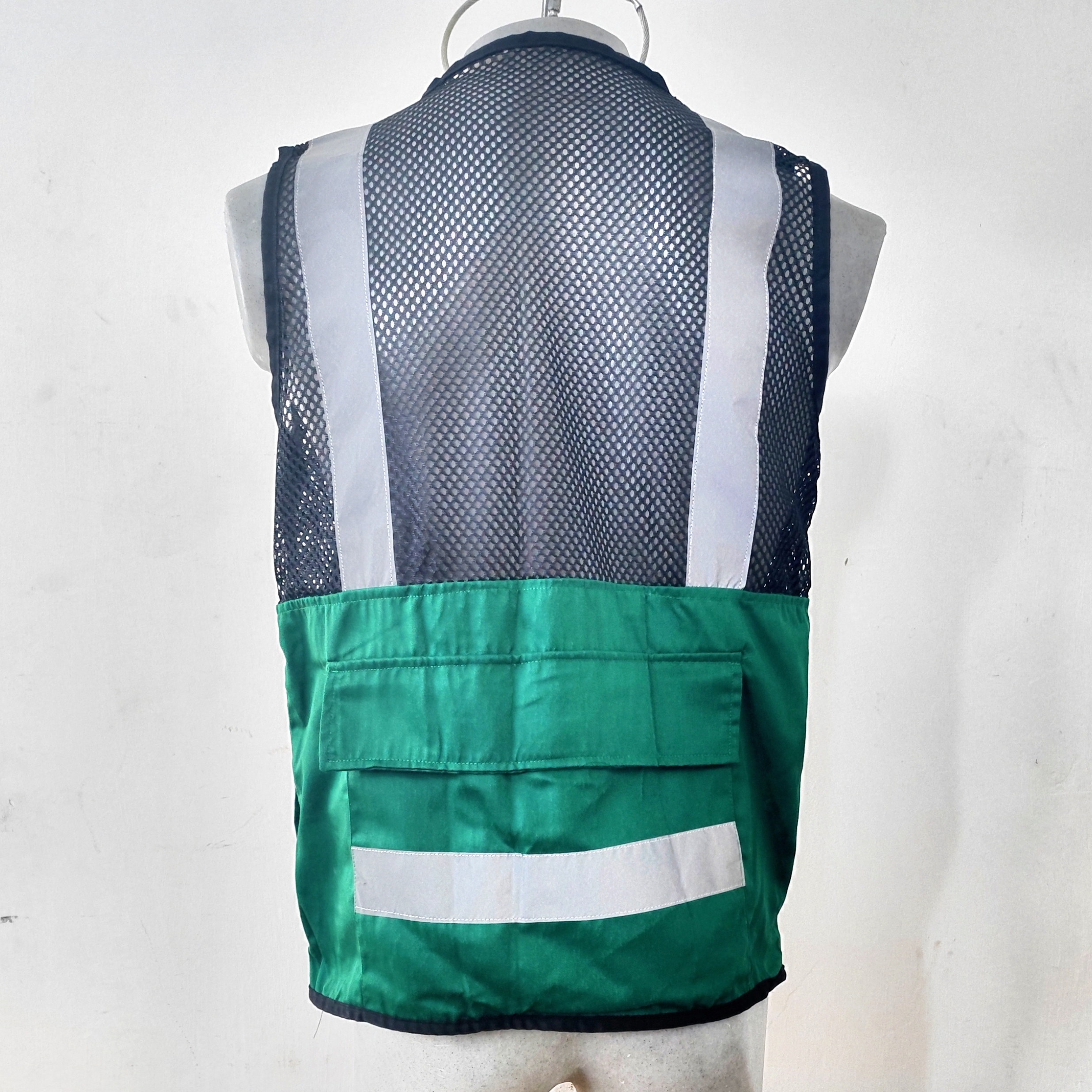 CHALECO MODELO CAZADOR TALLAS CH, M, G Y EG COLOR VERDE BANDERA