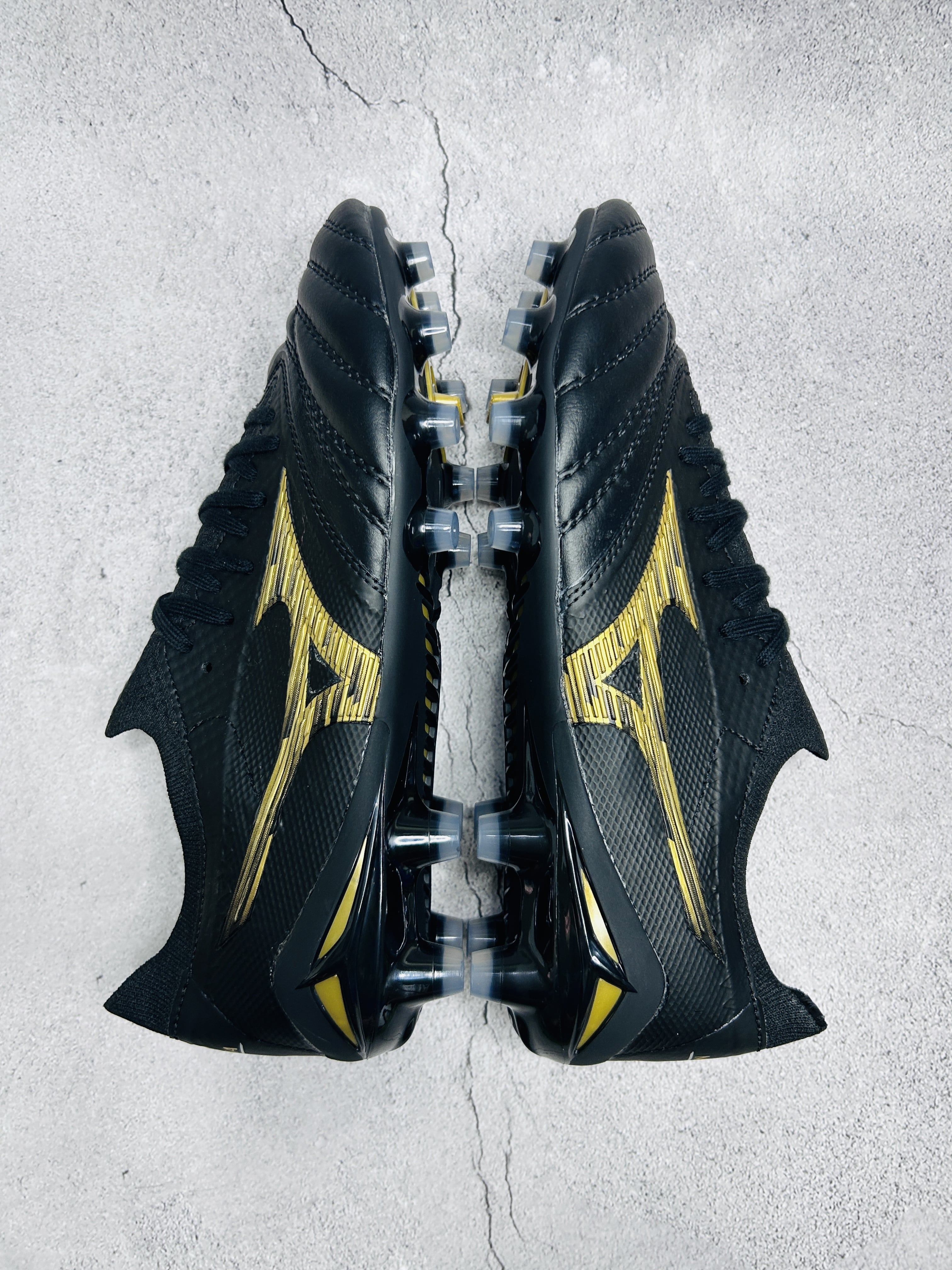 Mizuno Black Gold colourway