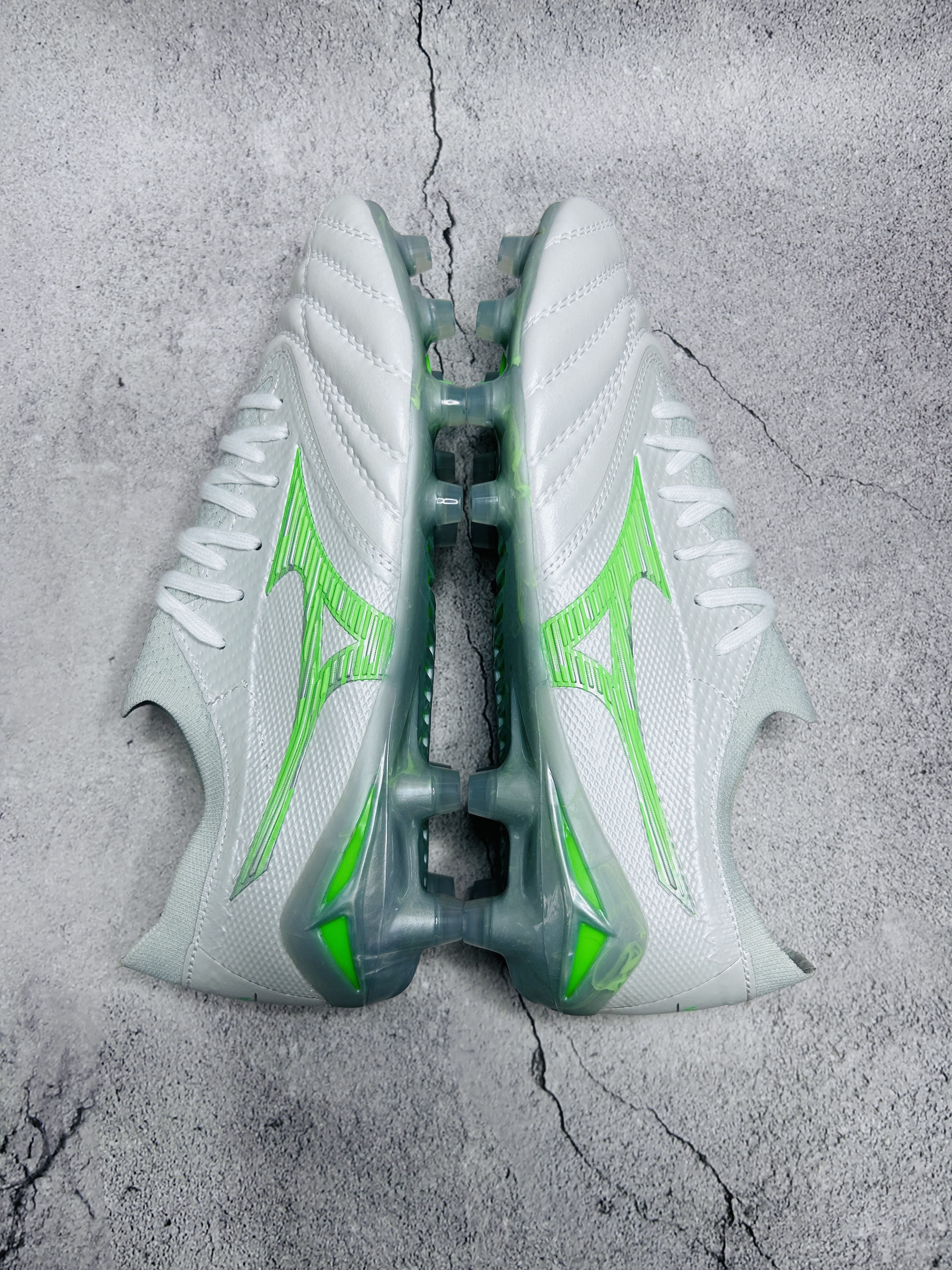 Mizuno White  Green colourway