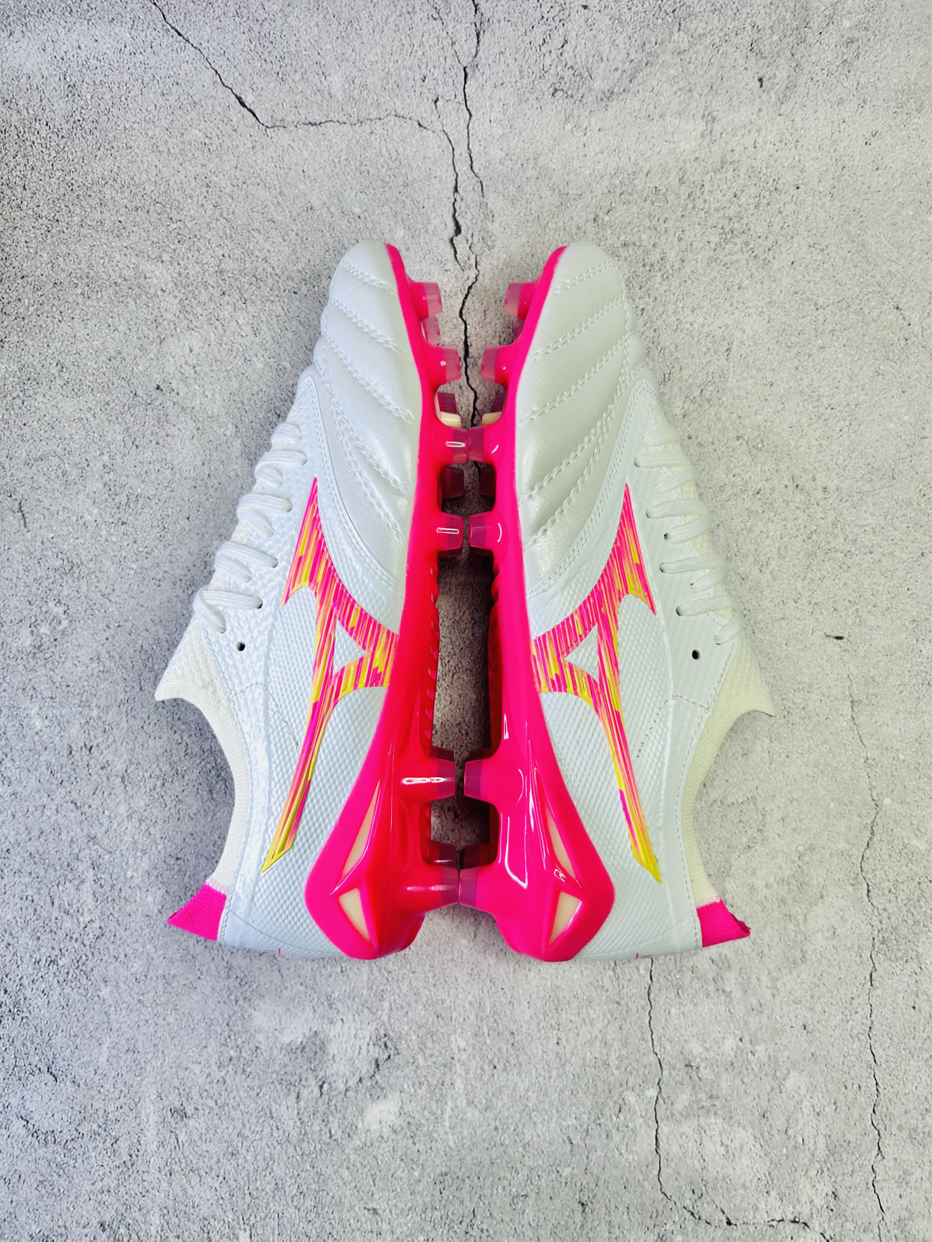Mizuno White Pink colourway