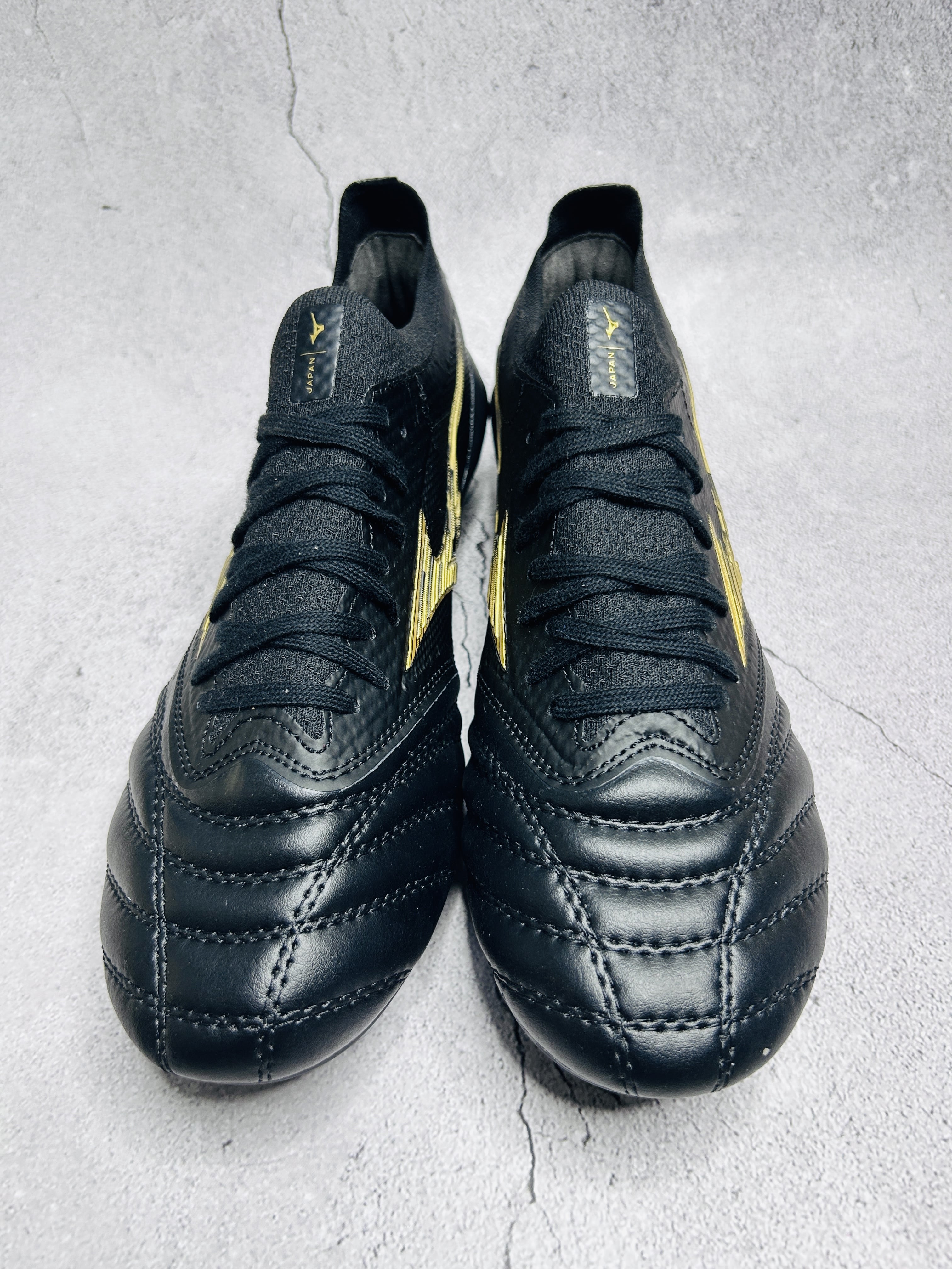 Mizuno Black Gold colourway