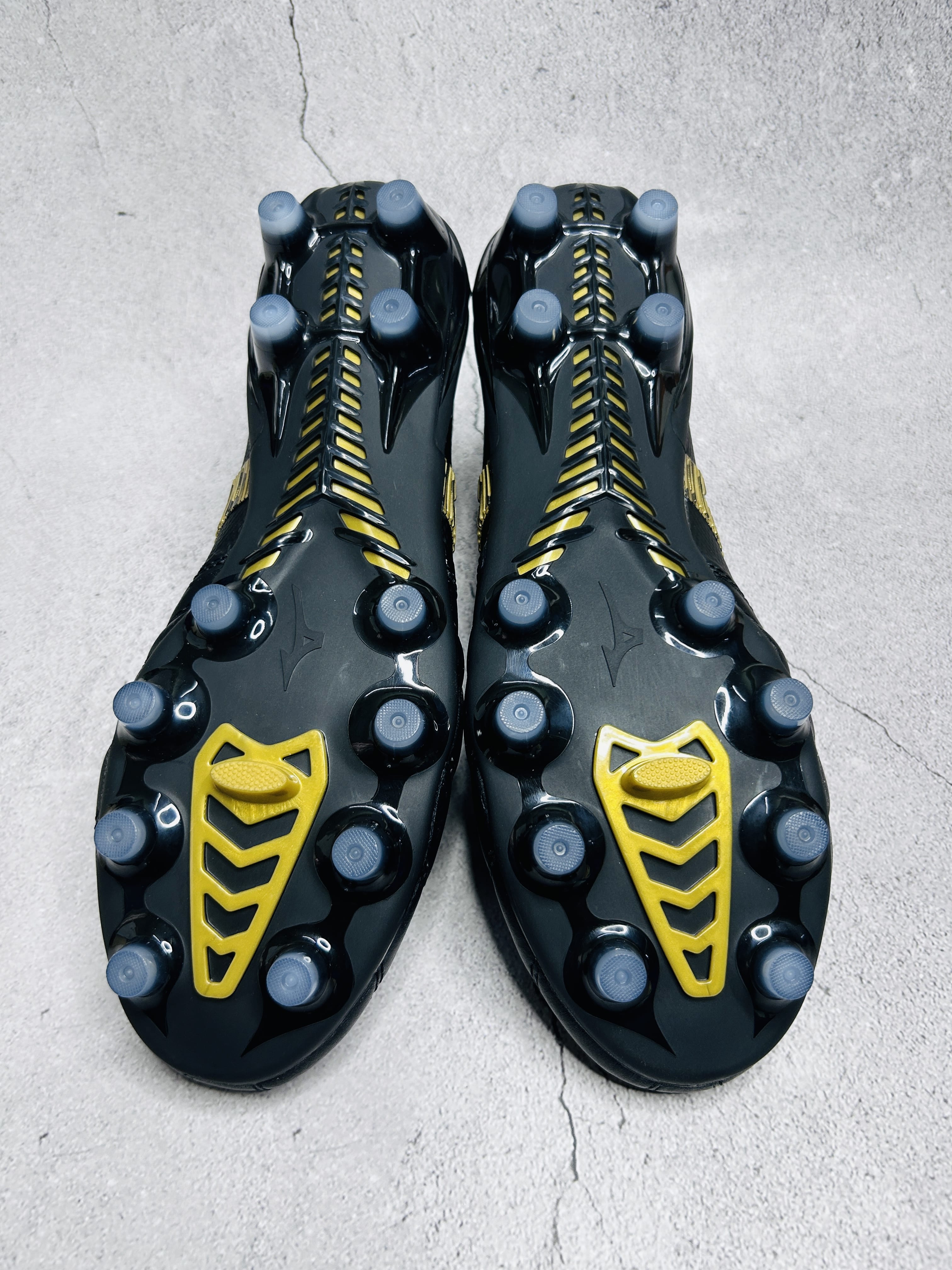 Mizuno Black Gold colourway