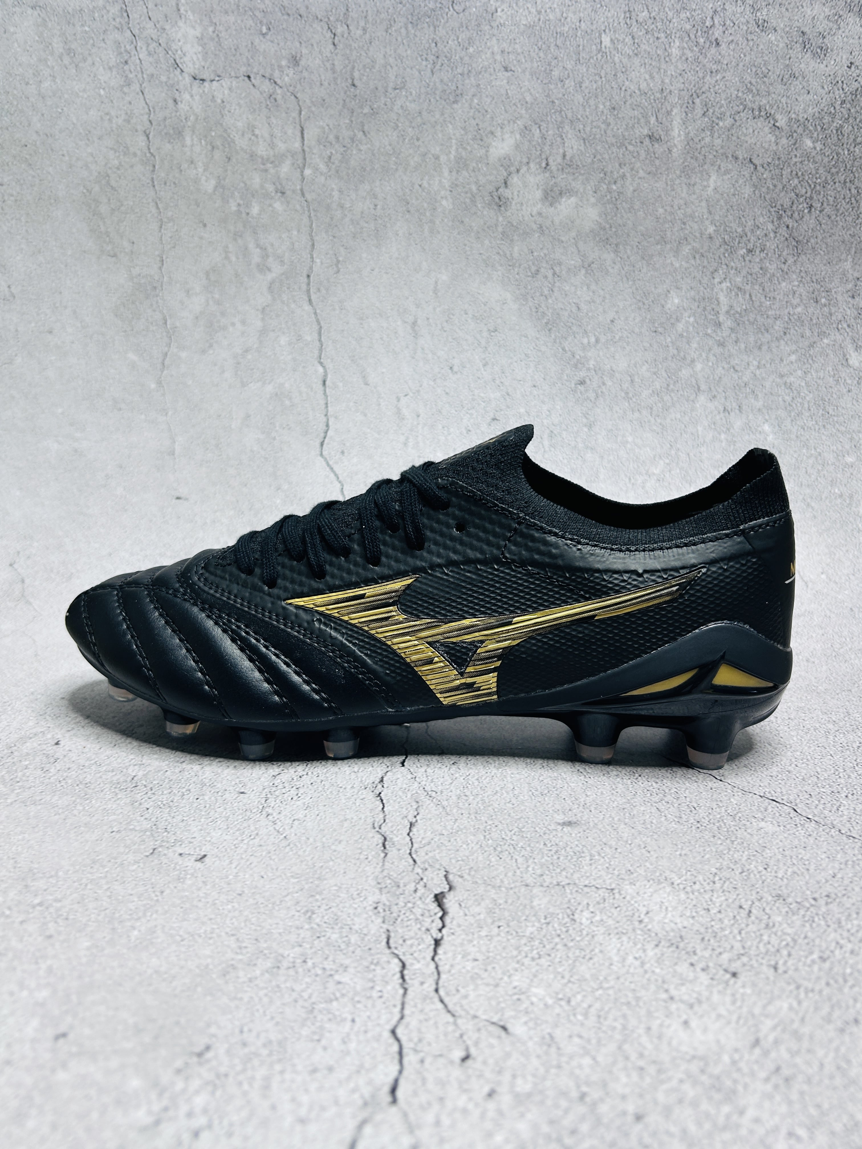 Mizuno Black Gold colourway