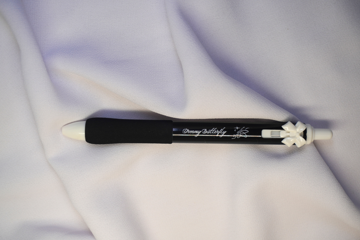 Black & White Bow Pen