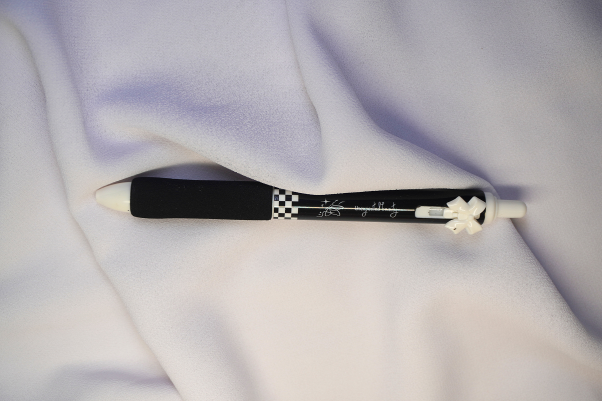 Black & White Bow Pen