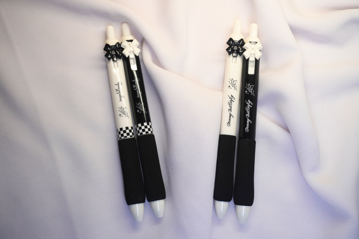 Black & White Bow Pen