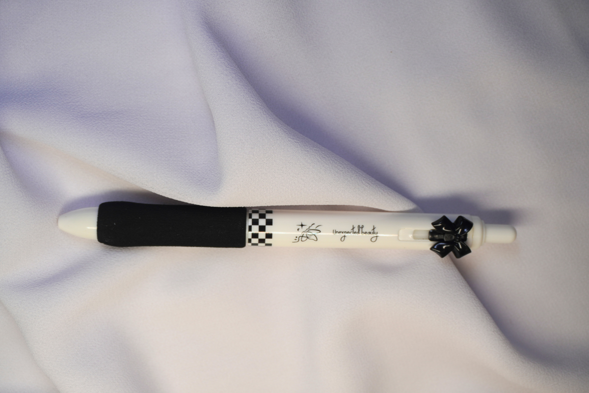 Black & White Bow Pen