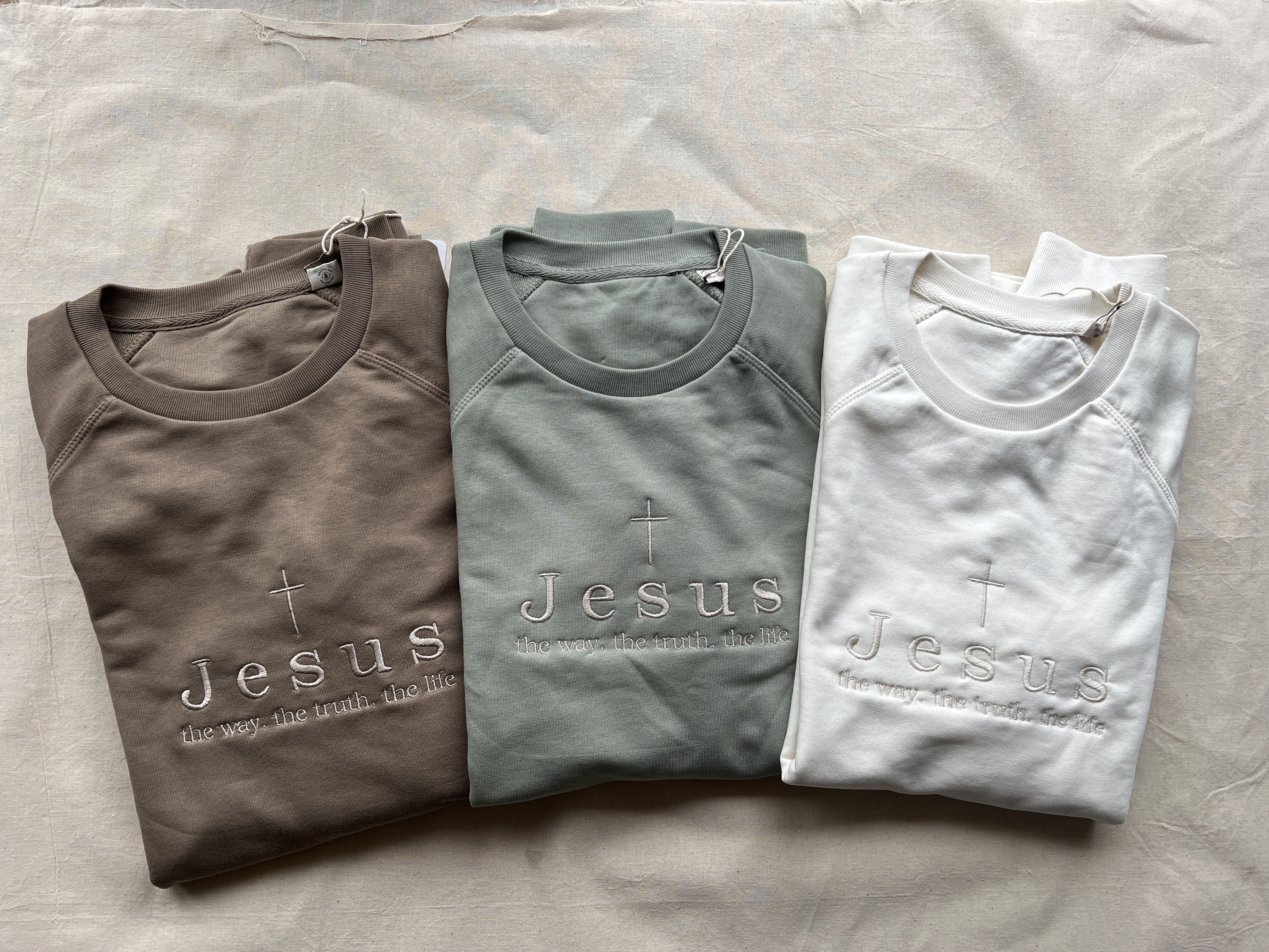 Bluză din bumbac 100%, brodată cu mesajul: Jesus the way the truth the life, culoare verde sage, mărimea M