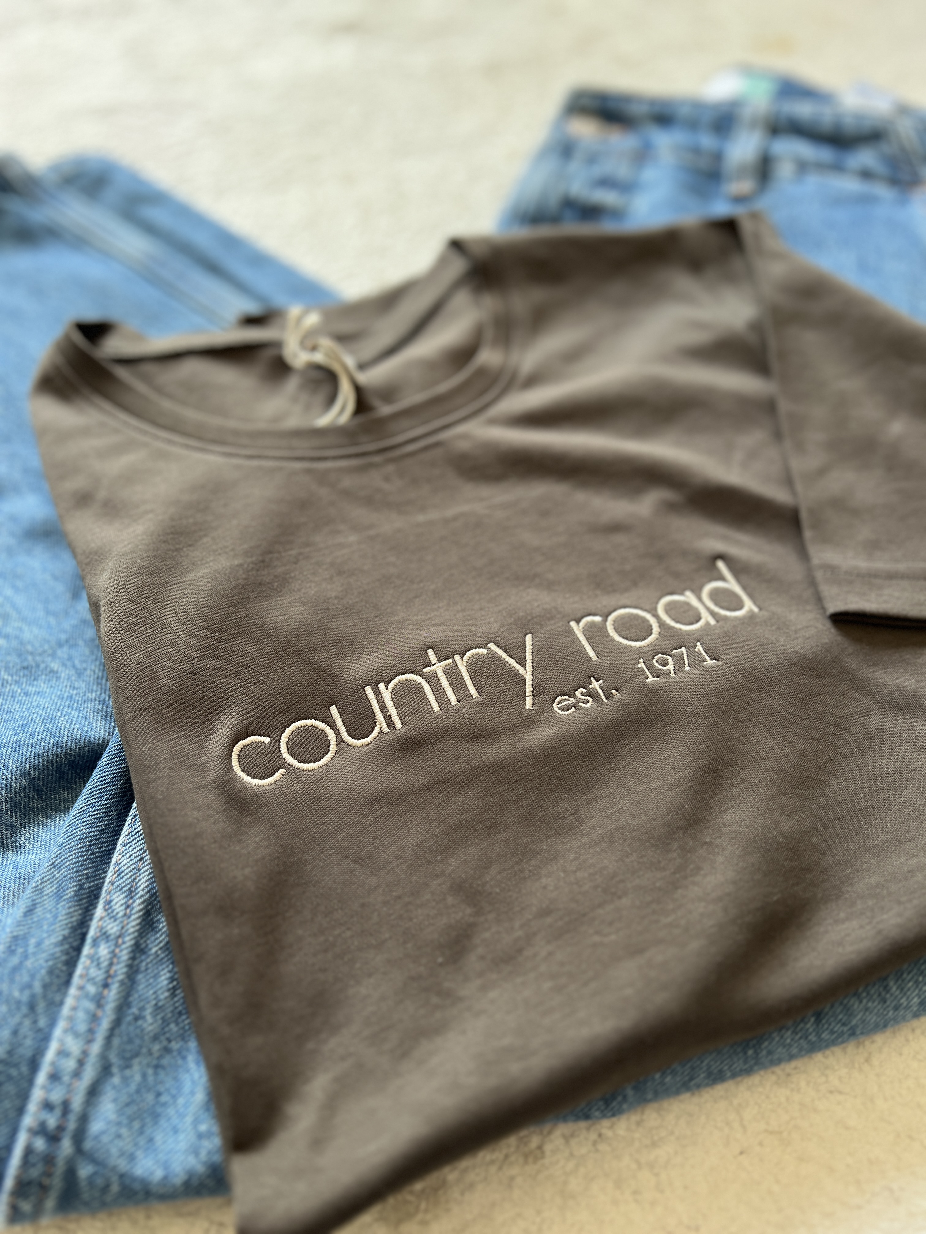 Tricou brodat cu mesajul country road, mărimile M și L femei, culoare olive (verde/maro)