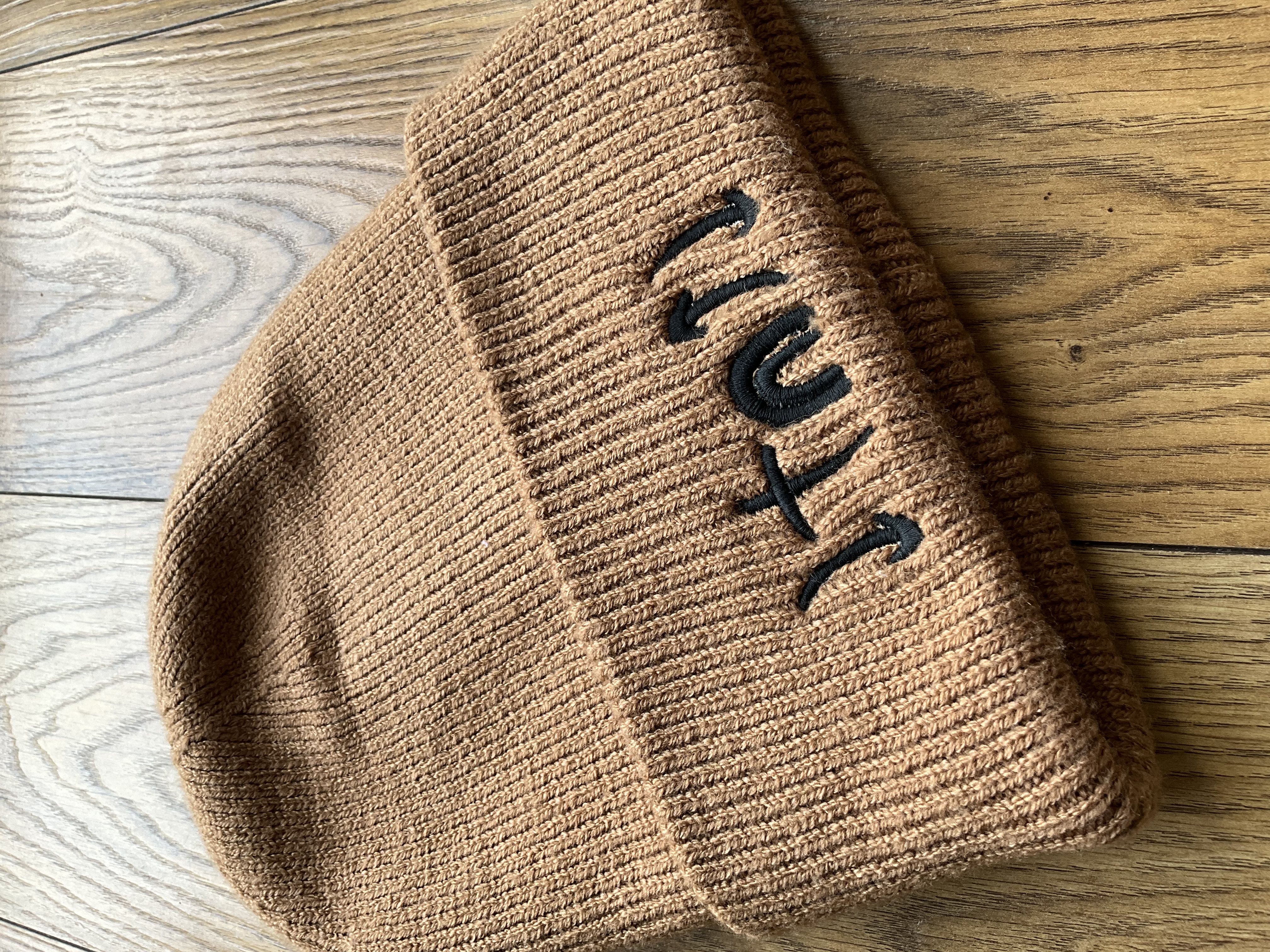 Căciulă/fes de iarnă, brodat cu inscripții creștine, culoare caramel 